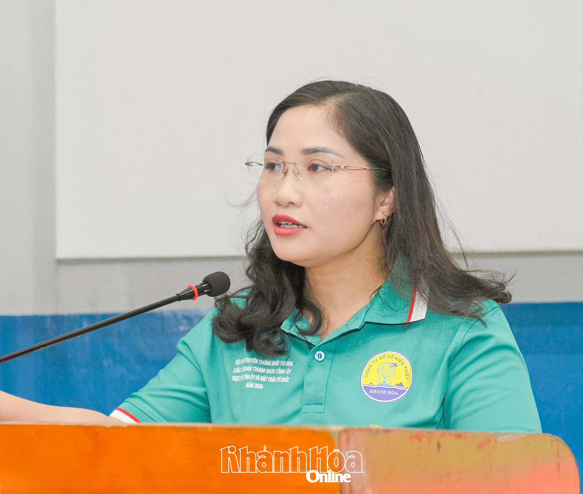 Bà Lưu Hồng Vân - Hiệu trưởng Trường Chính trị tỉnh, Trưởng Ban tổ chức hội thao phát biểu khai mạc.