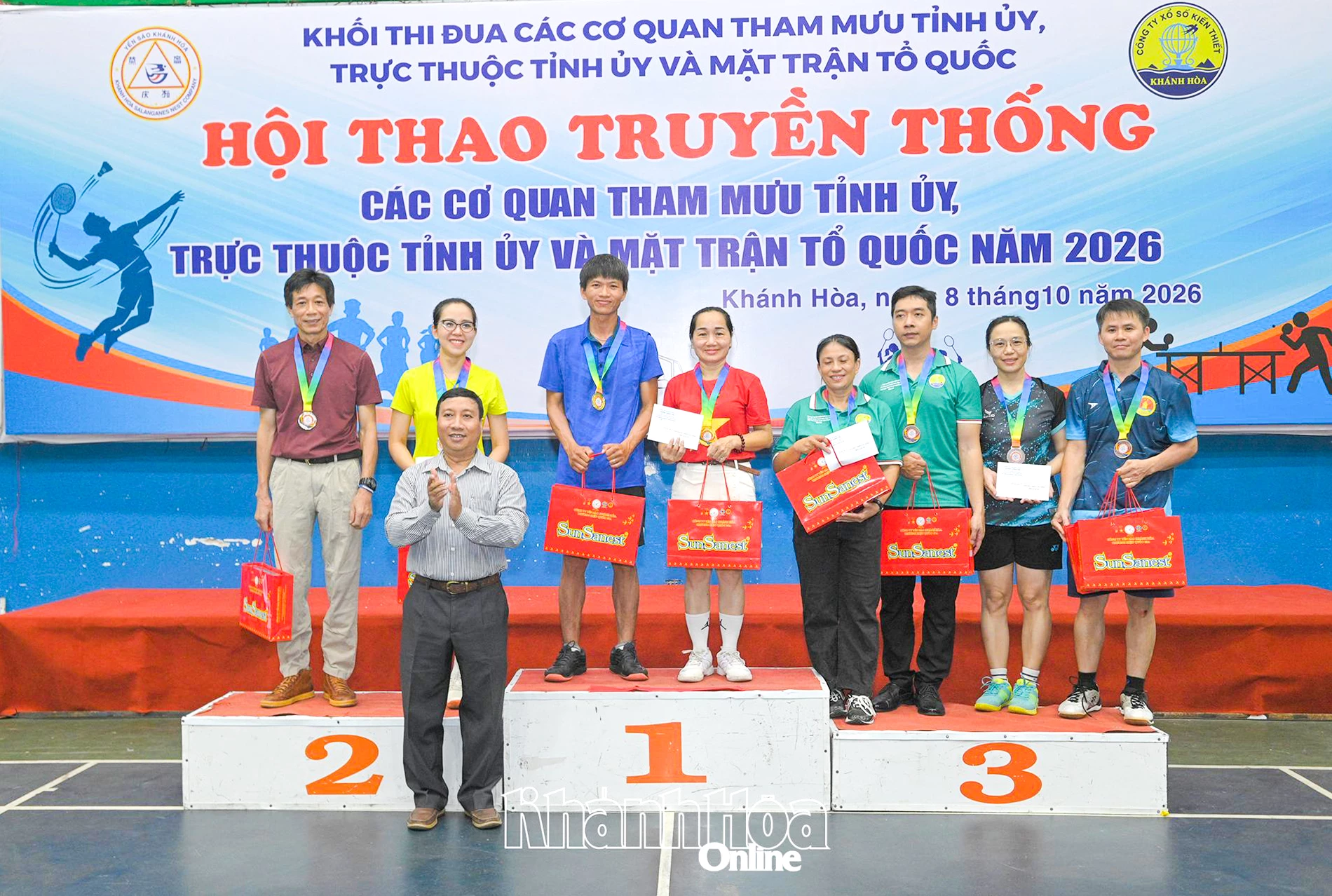 Đại diện Ban tổ chức hội thao trao giải các đôi vận động viên thi đấu môn cầu lông.
