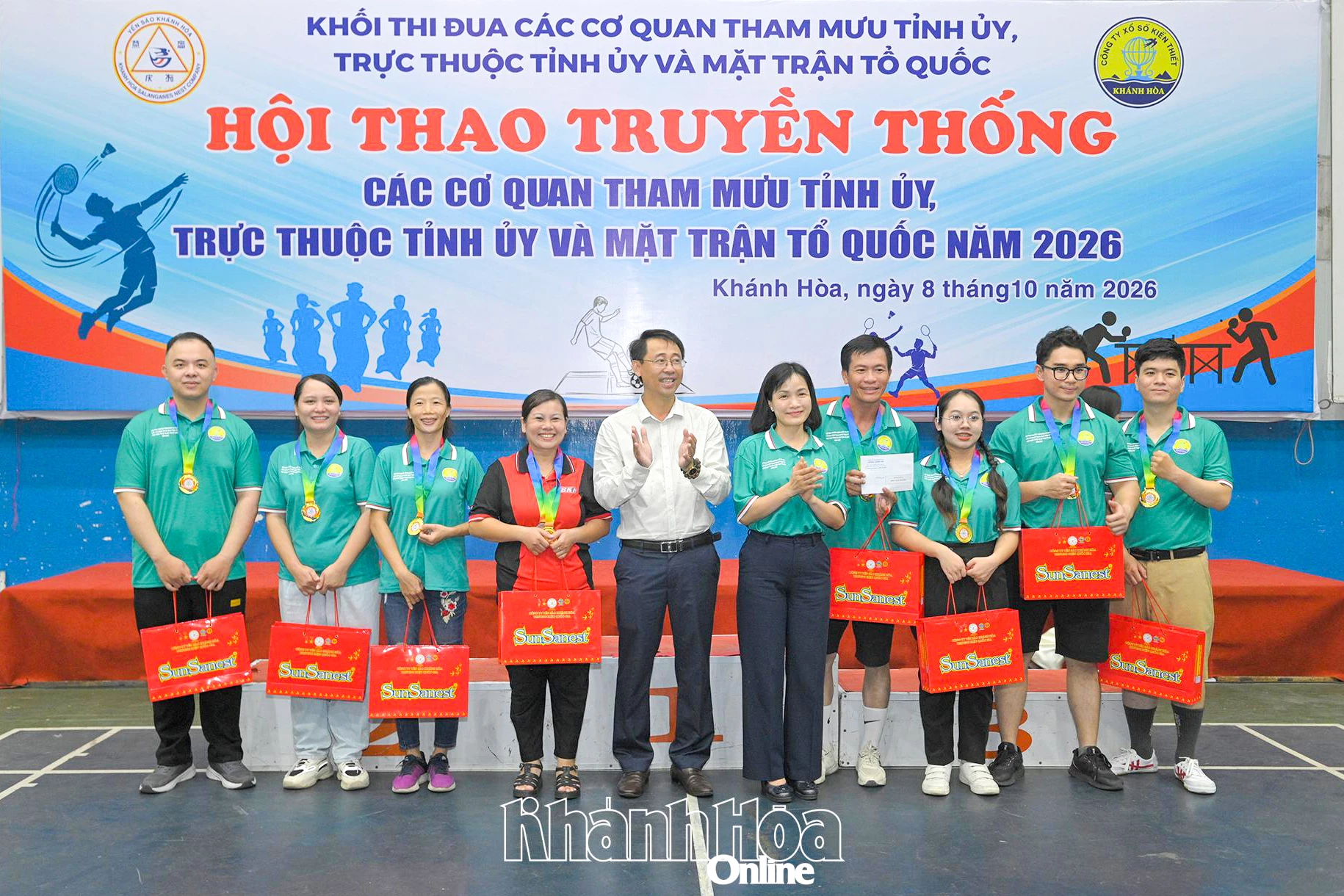 Đại diện Ban tổ chức hội thao trao giải cho đội đạt giải nhất môn nhảy bao bố.