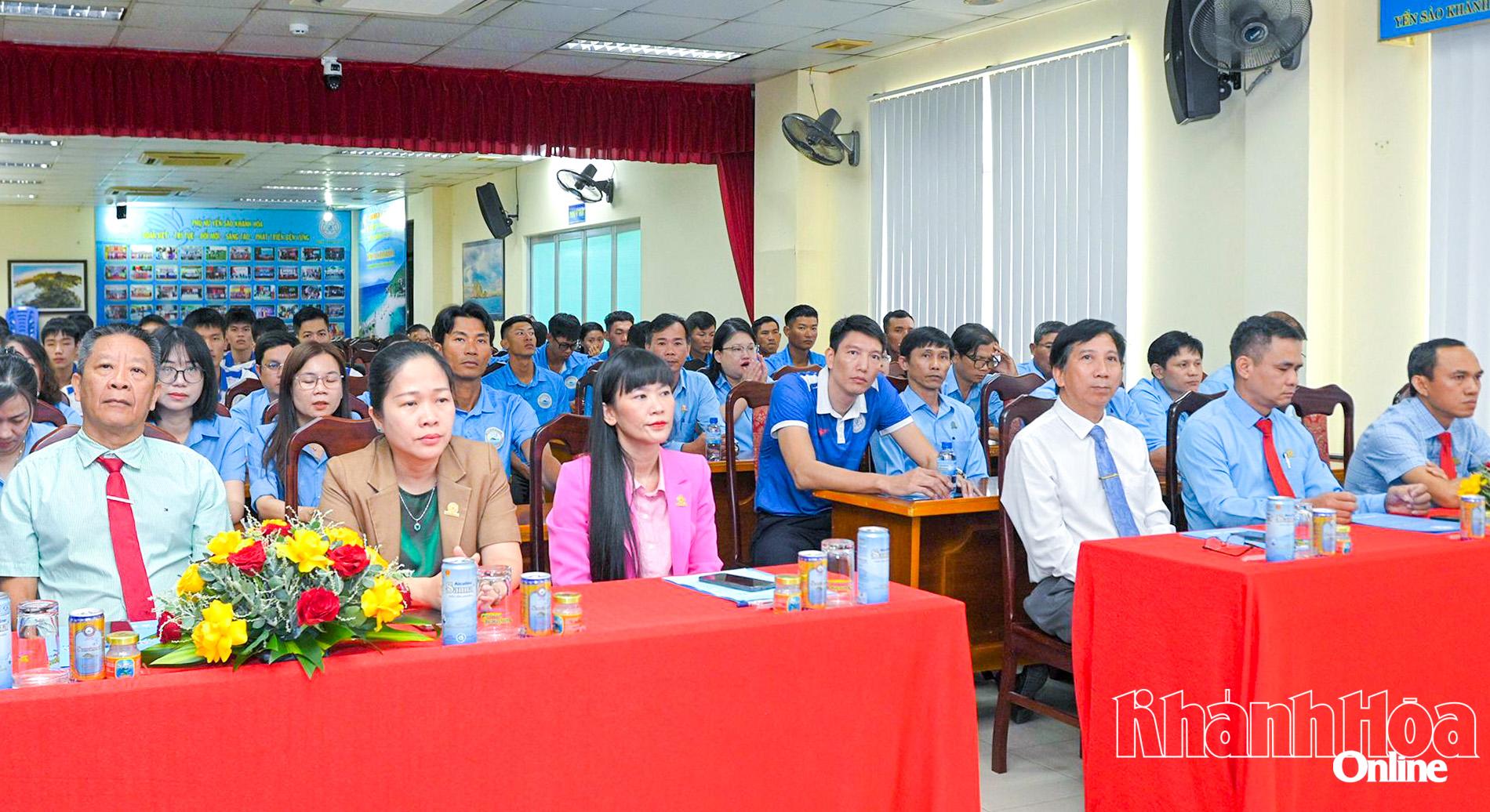 Các đại biểu đến dự lễ ký kết của Công ty TNHH Nhà nước Một thành viên Yến sào Khánh Hòa tài trợ cho các đội bóng chuyền Khánh Hòa.