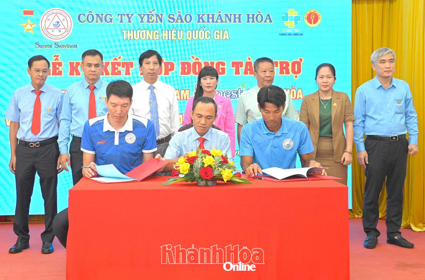 Lãnh đạo Công ty TNHH Nhà nước Một thành viên Yến sào Khánh Hòa cùng Ban huấn luyện các đội bóng chuyền thực hiện nghi thức ký kết tài trợ.