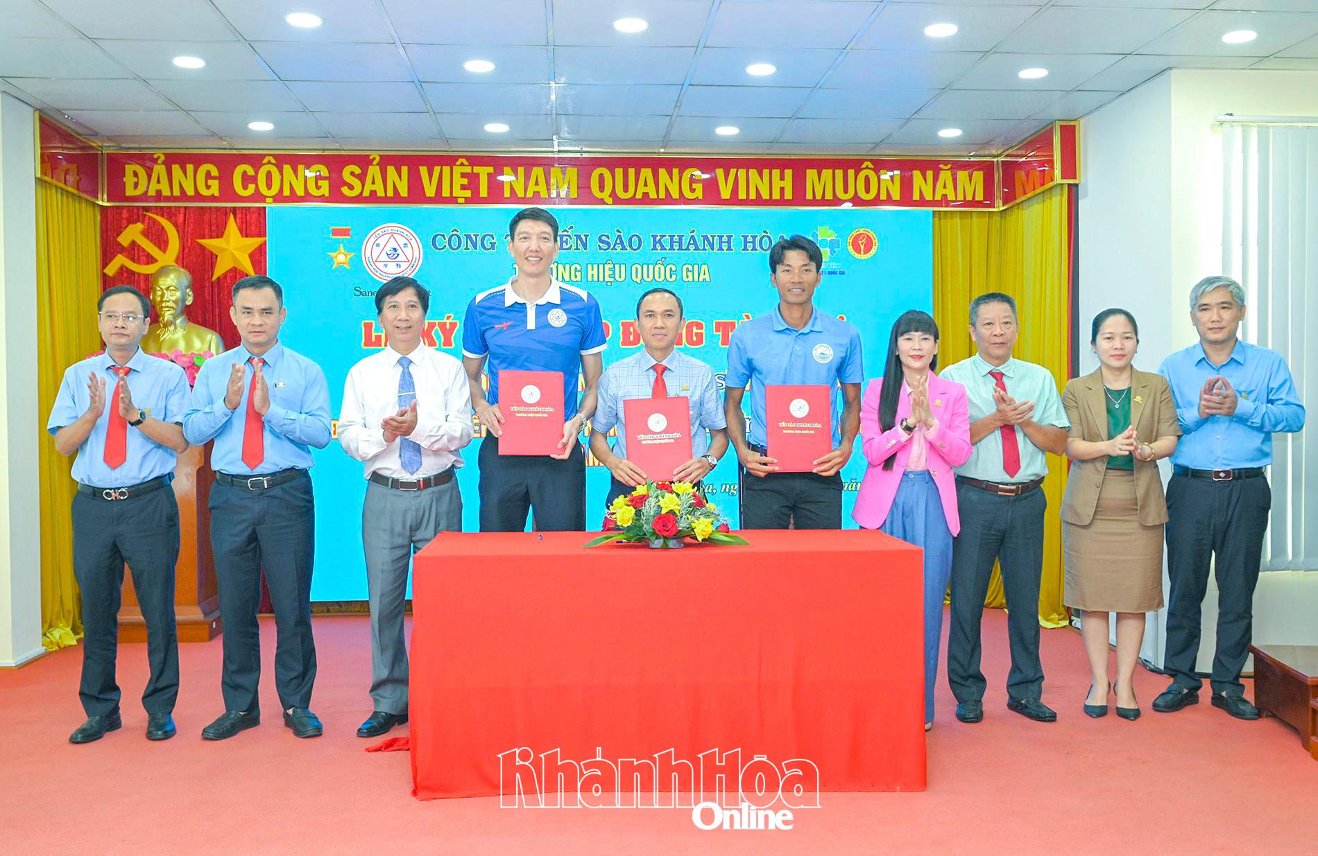 Lãnh đạo Công ty TNHH Nhà nước Một thành viên Yến sào Khánh Hòa và Huấn luyện viên các đội bóng chuyền trao bản ký kết.