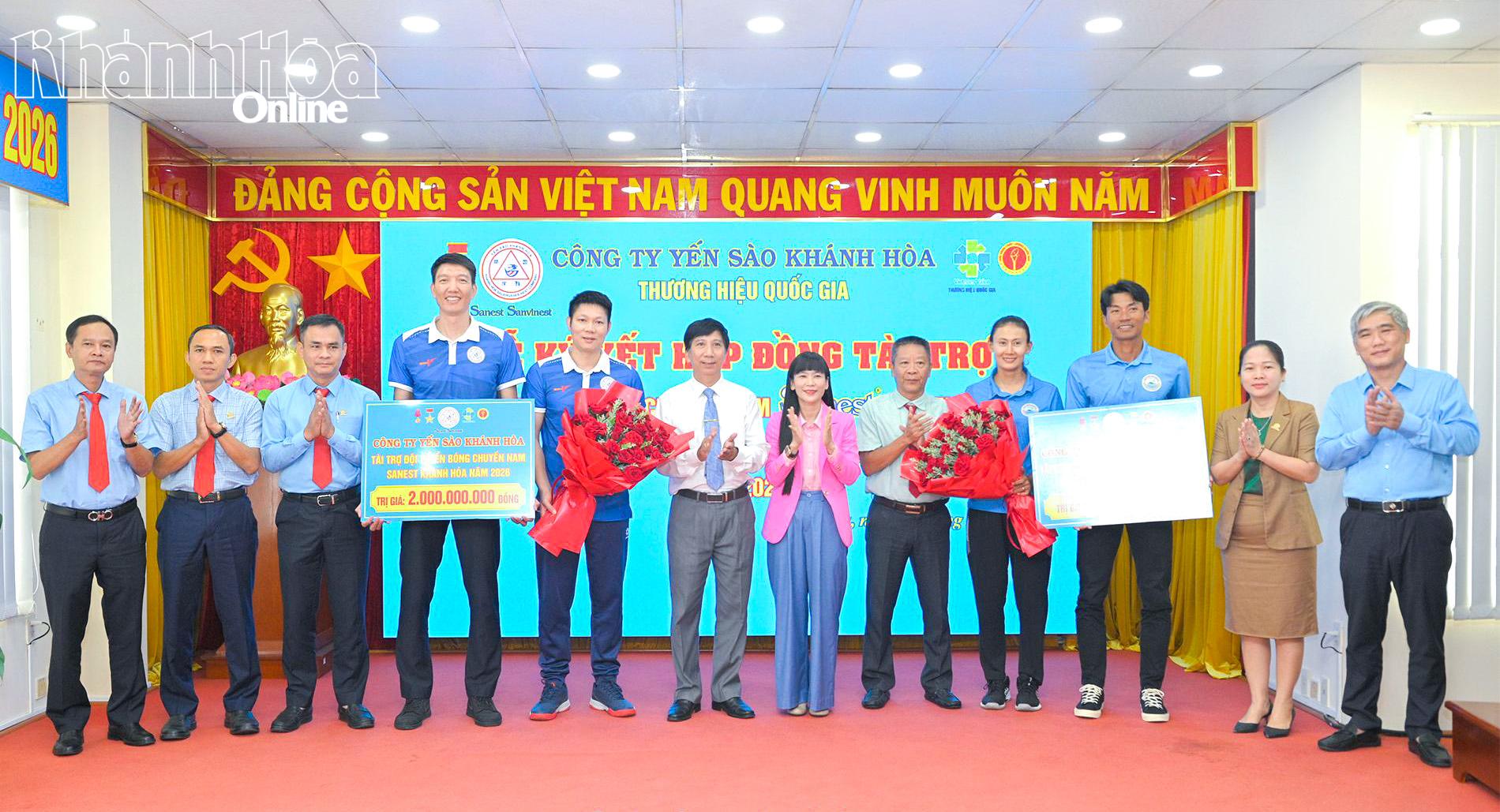 Công ty TNHH Nhà nước Một thành viên Yến sào Khánh Hòa trao bảng tượng trưng tài trợ cho các đội bóng chuyền Sanest, Sanvinest Khánh Hòa.