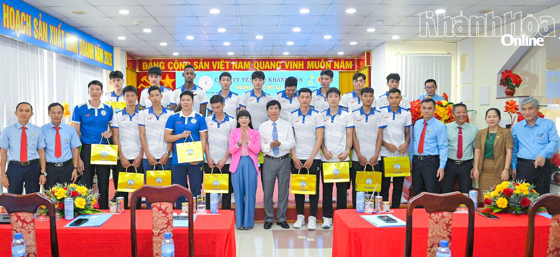 Lãnh đạo Công ty TNHH Nhà nước Một thành viên Yến sào Khánh Hòa tặng quà cho các VĐV đội bóng chuyền Sanest Khánh Hòa.