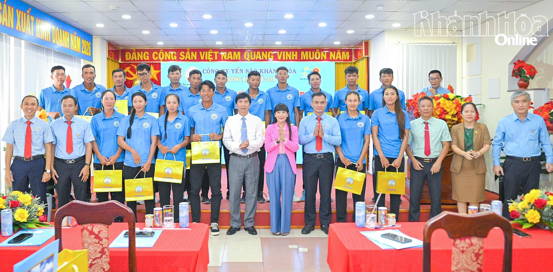 Lãnh đạo Công ty TNHH Nhà nước Một thành viên Yến sào Khánh Hòa tặng quà cho vận động viên đội Bóng chuyền bãi biển Sanvinest Khánh Hòa.