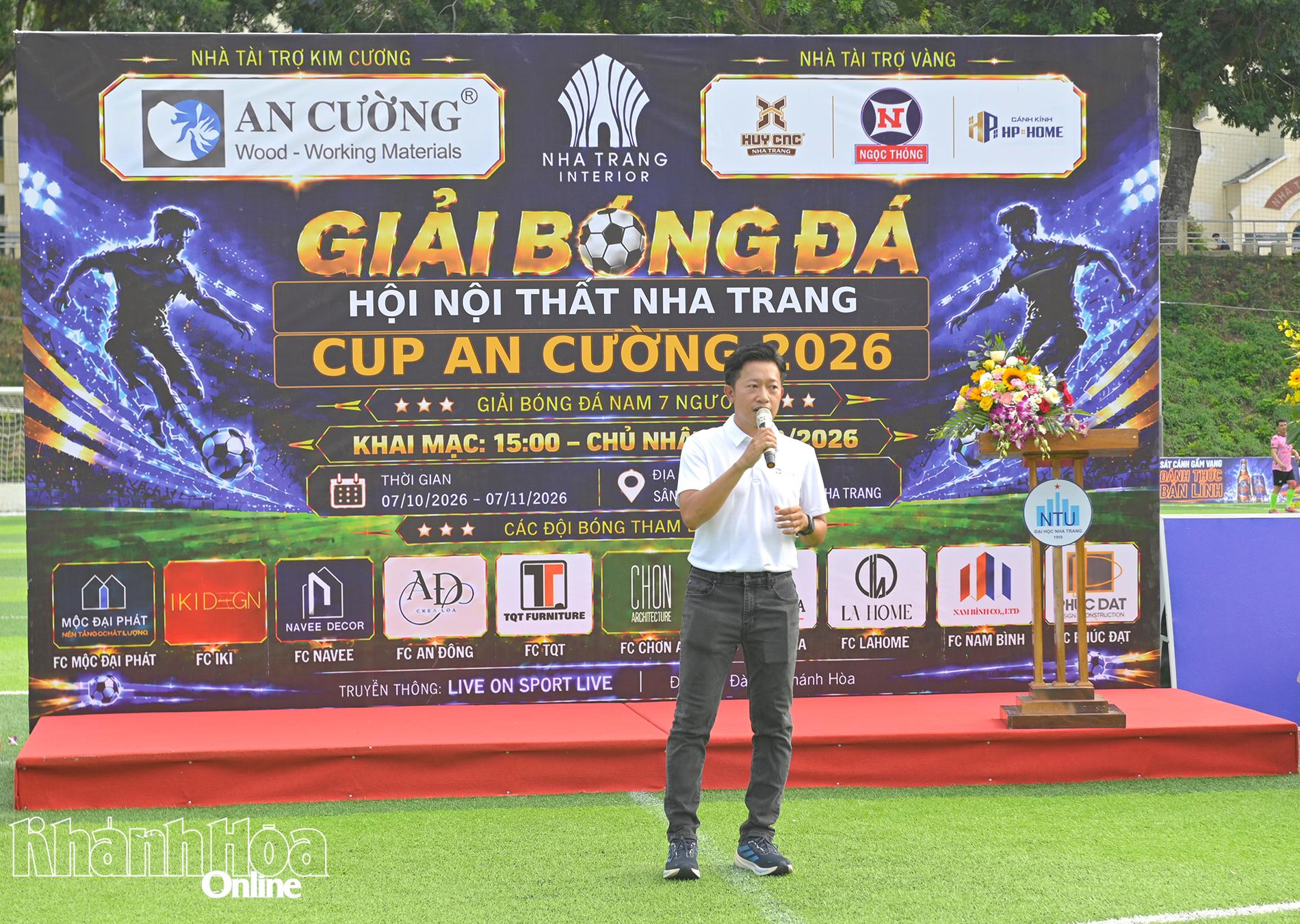 Ông Trịnh Quốc Bảo - Trưởng phòng Kinh doanh Công ty Cổ phần Gỗ An Cường, Trưởng Ban tổ chức phát biểu khai mạc giải.