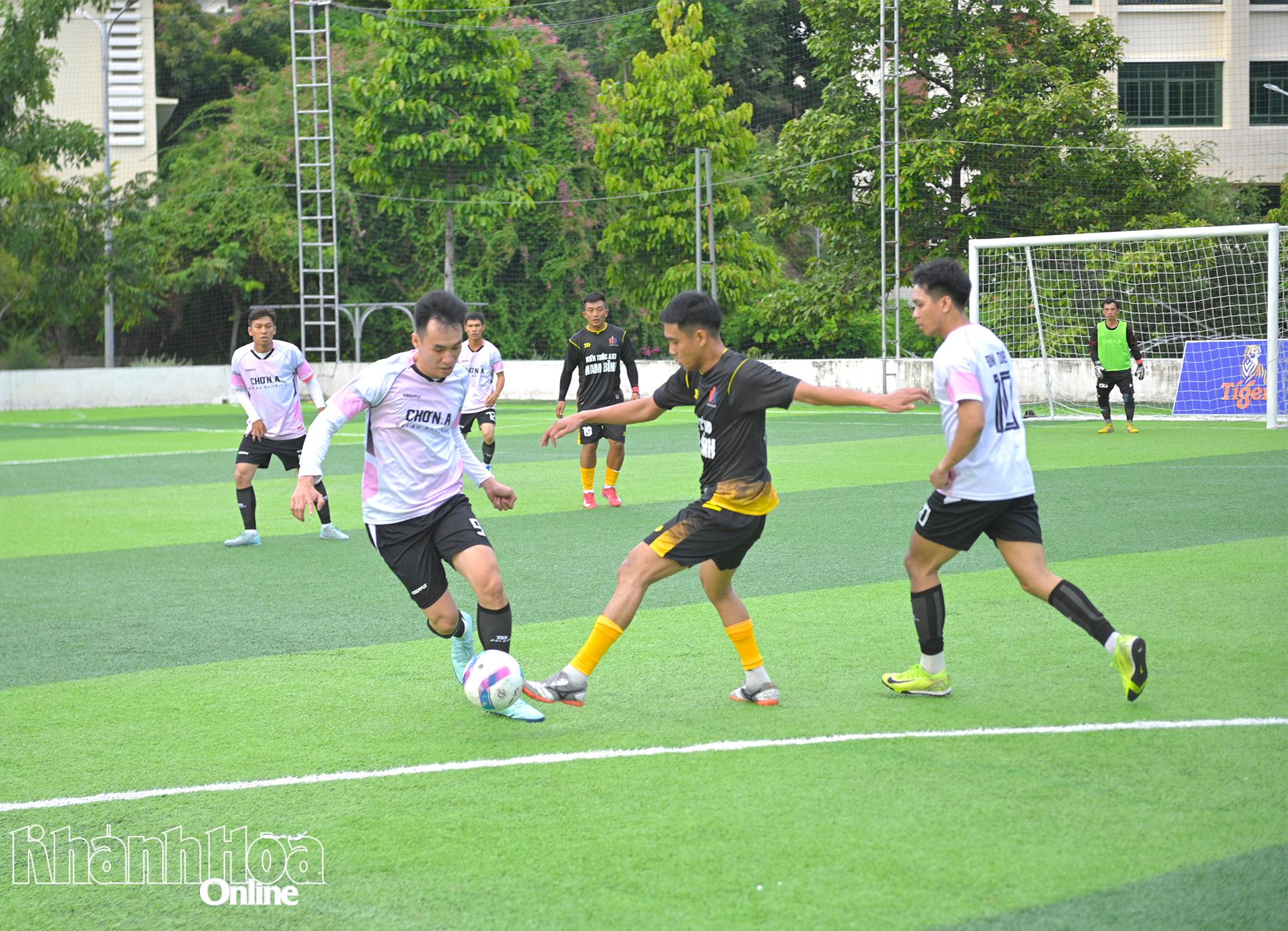 Trận đấu giữa Chơn A FC và Nam Bình FC lượt trận vòng 2.