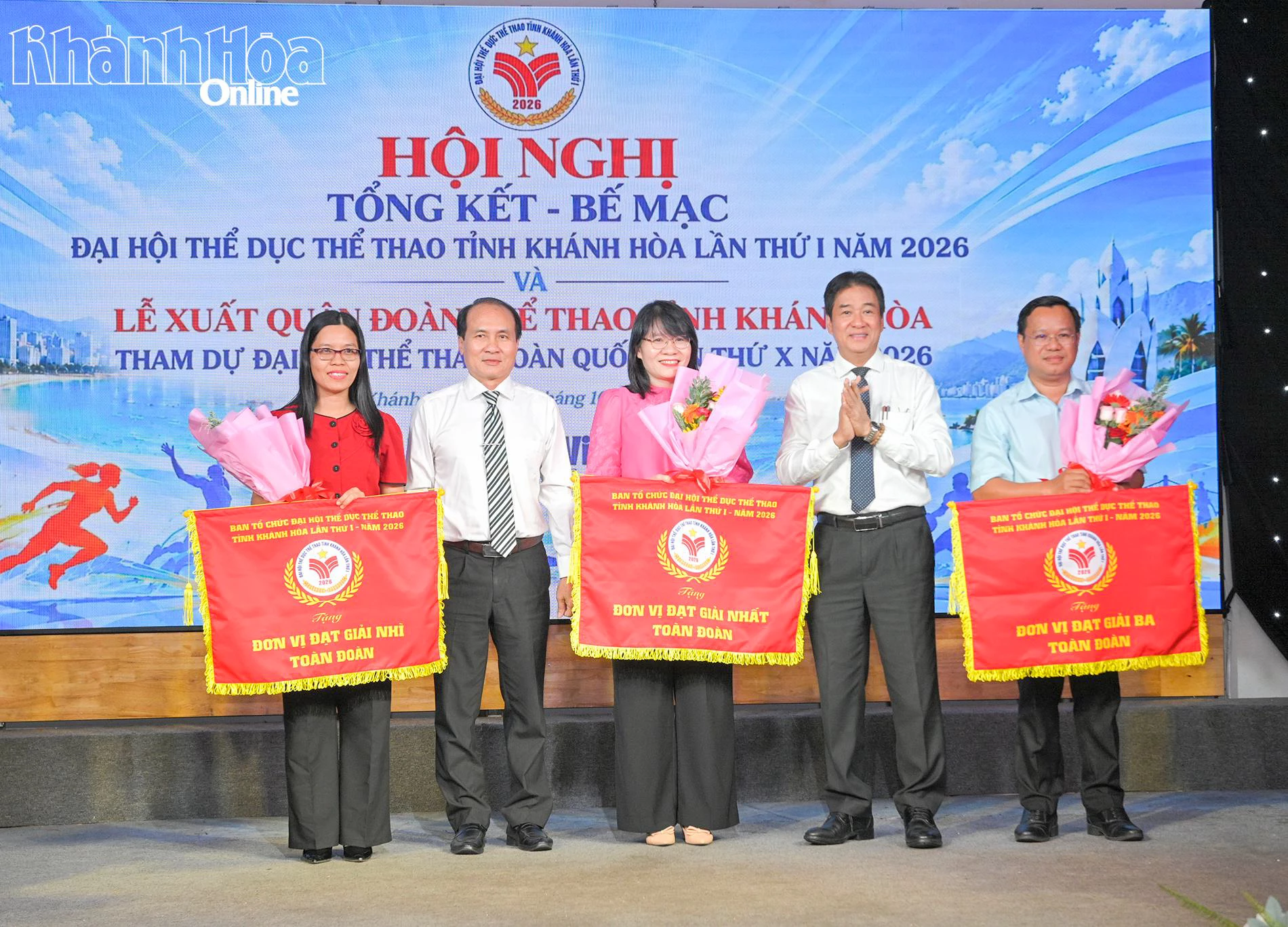 Đồng chí Nguyễn Long Biên cùng lãnh đạo Sở Văn hóa, Thể thao và Du lịch trao cờ cho các địa phương đạt thành tích xuất sắc tại đại hội. 