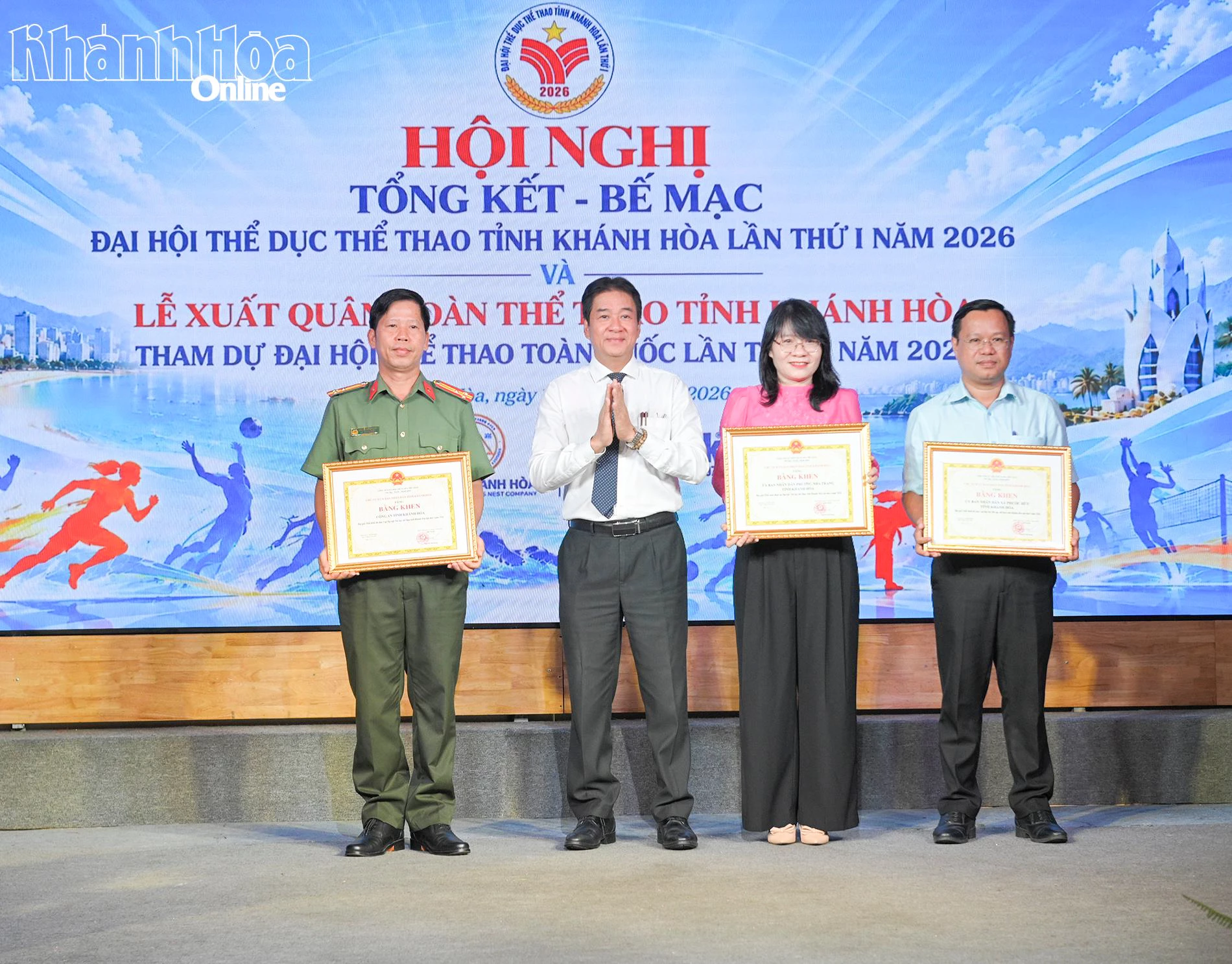 Đồng chí Nguyễn Long Biên trao bằng khen của Chủ tịch UBND tỉnh cho các tập thể.