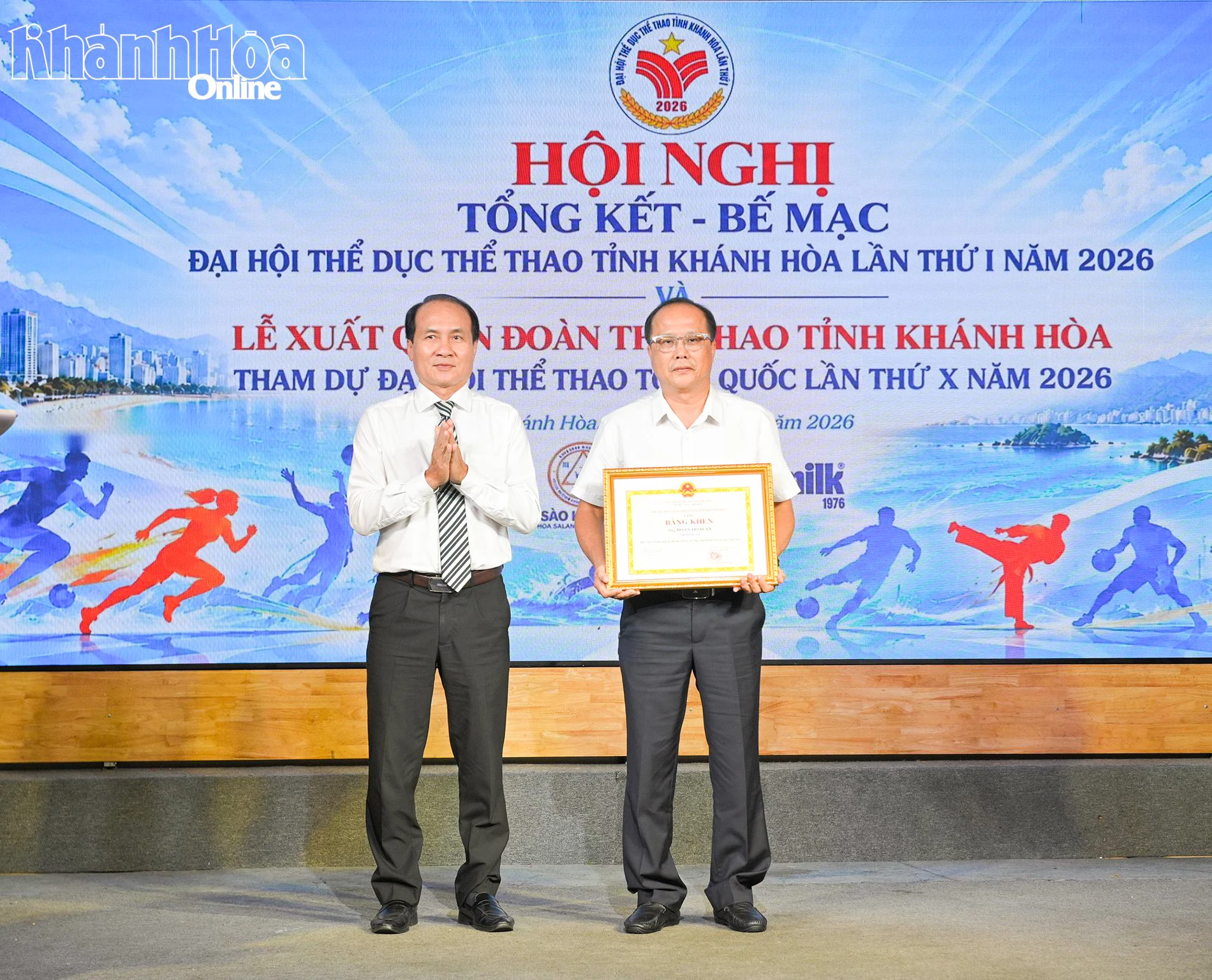 Lãnh đạo Sở Văn hóa, Thể thao và Du lịch trao bằng khen của Chủ tịch UBND tỉnh cho cá nhân xuất sắc.