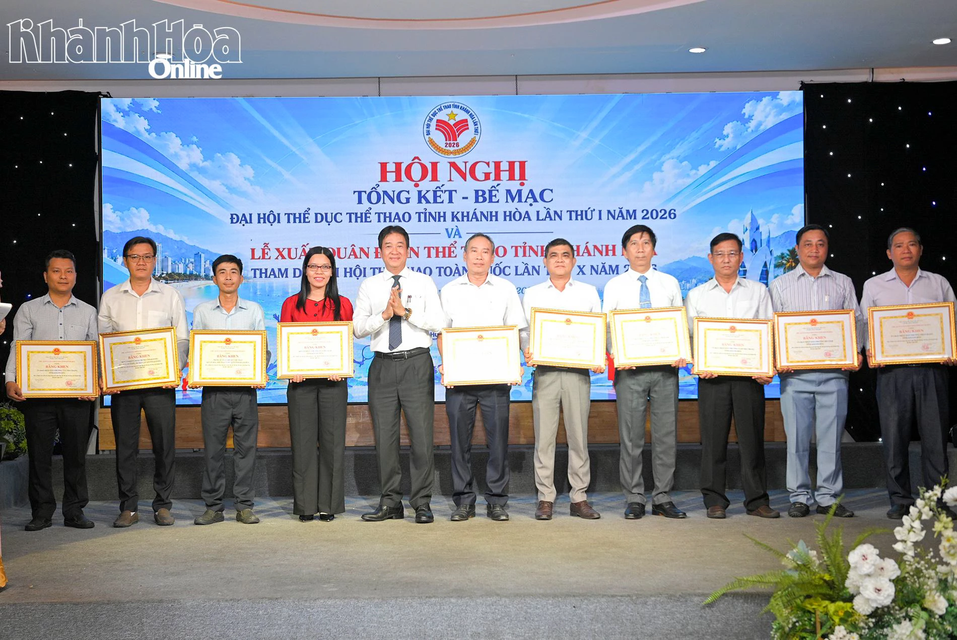 Đồng chí Nguyễn Long Biên trao bằng khen của Chủ tịch UBND tỉnh cho các tập thể đạt thành tích xuất sắc tại đại hội.