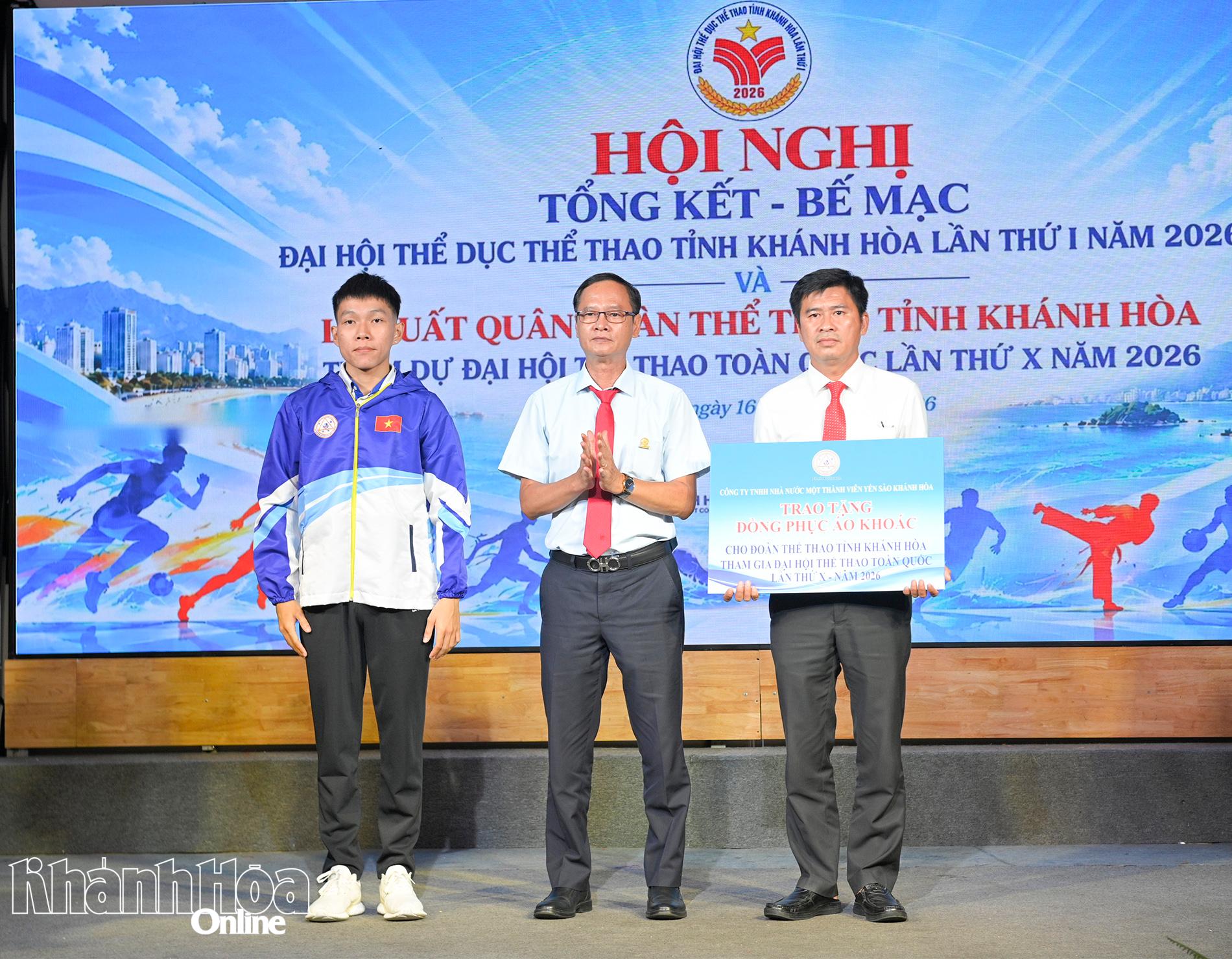 Lãnh đạo Công ty TNHH Nhà nước MTV Yến Sào Khánh Hòa trao tặng áo khoác cho đoàn VĐV thể thao Khánh Hòa.