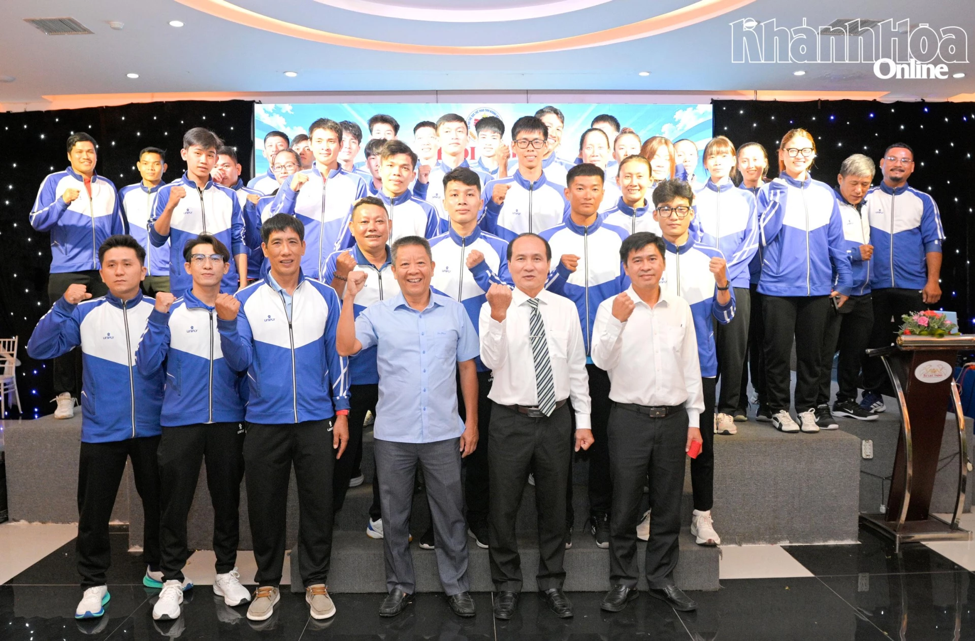 Lãnh đạo Sở Văn hóa, Thể thao và Du lịch, các huấn luyện viên, vận động viên đoàn thể thao Khánh Hòa thể hiện quyết tâm thi đấu trong lễ xuất quân tại Đại hội Thể thao toàn quốc lần thứ X.