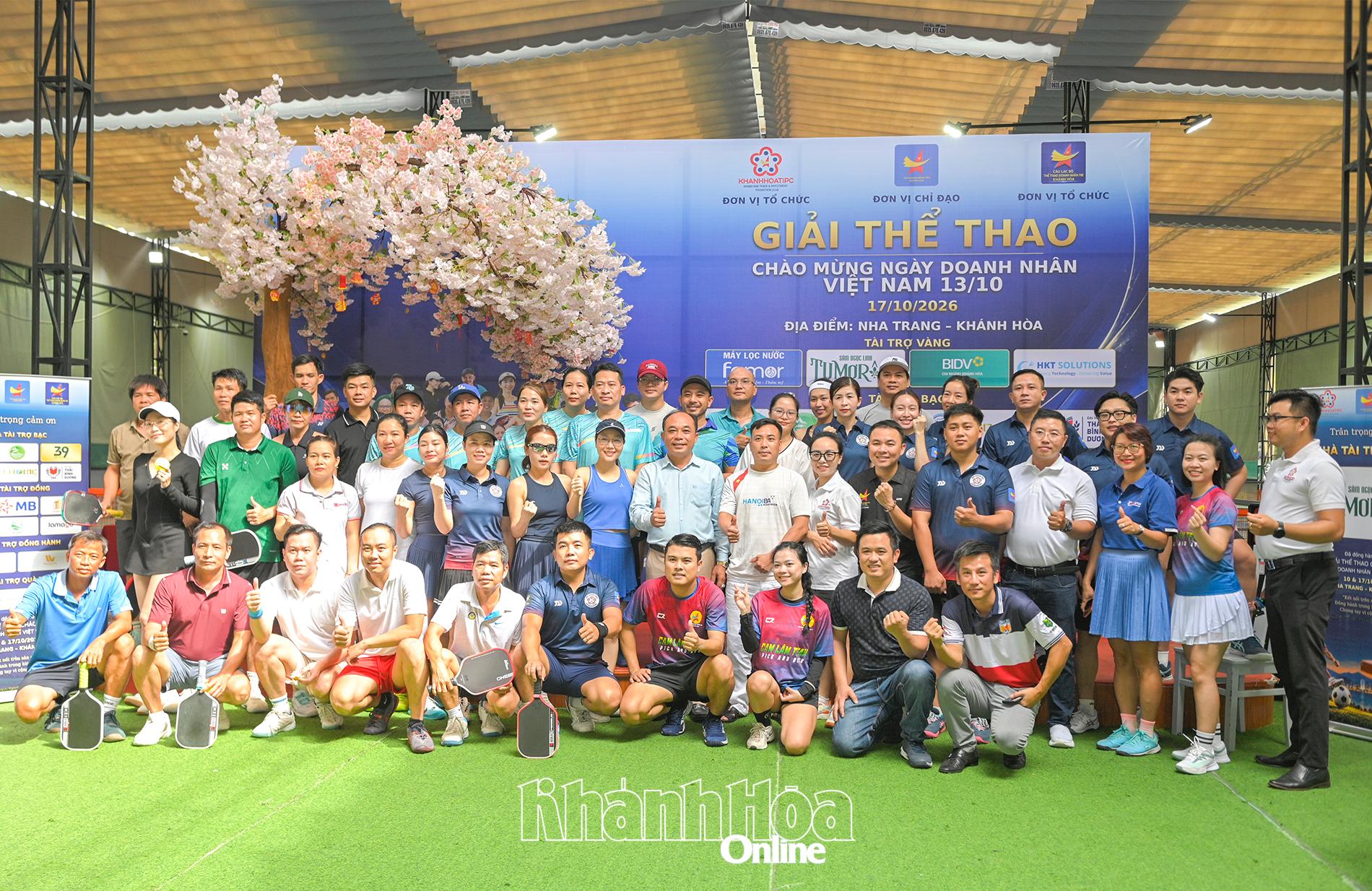 Ban tổ chức và các VĐV chụp ảnh lưu niệm tại giải.
