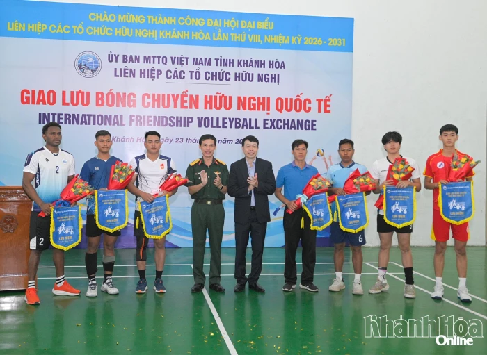 Gần 100 sinh viên, học viên tham gia giao lưu bóng chuyền hữu nghị quốc tế