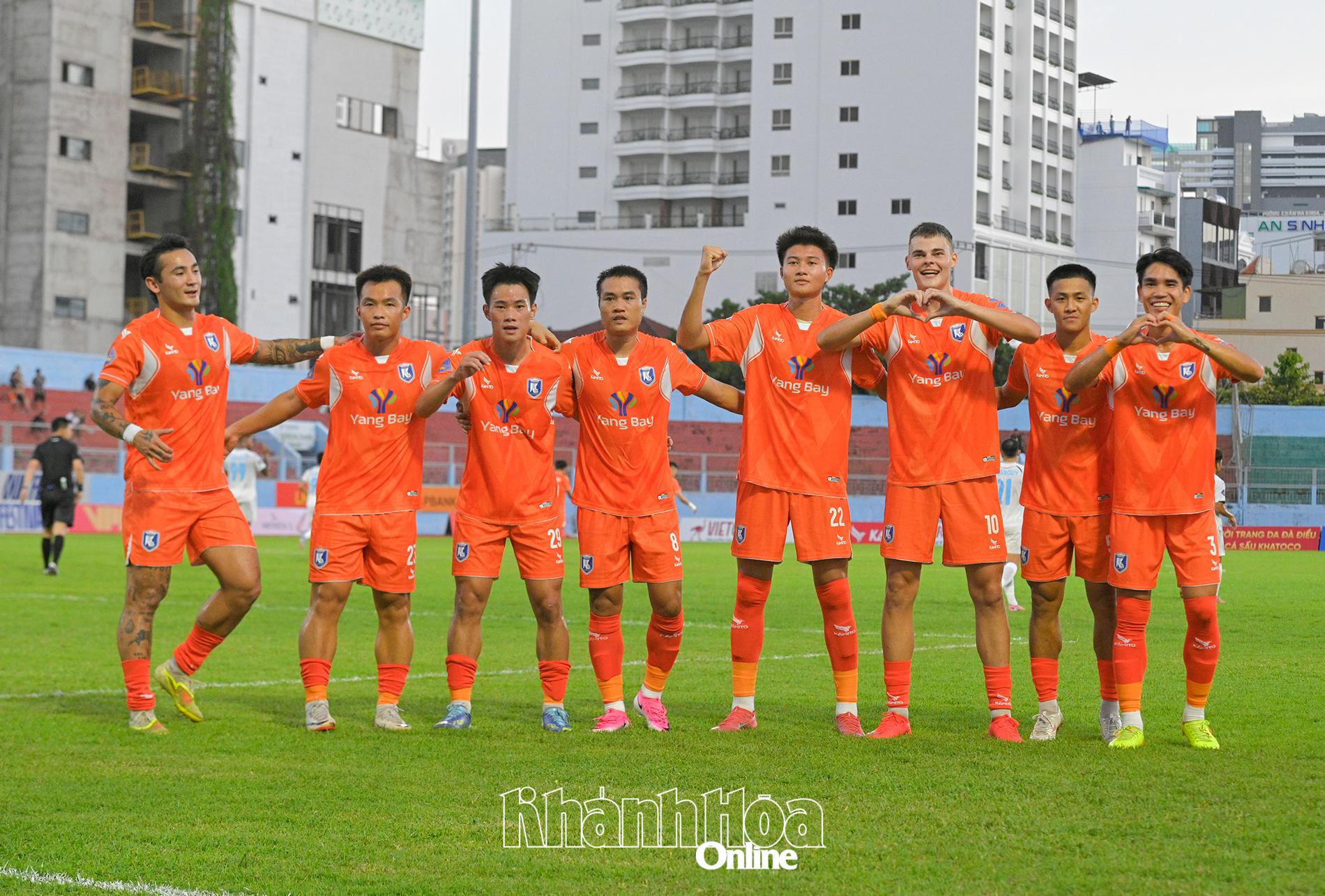 Các cầu thủ Khatoco Khánh Hòa mừng bàn thắng trên sân nhà 19-8 Nha Trang trong trận đấu hôm 23-10.