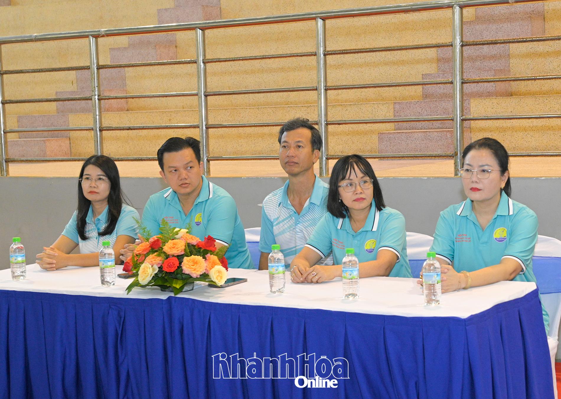 Đồng chí Phạm Thị Xuân Trang-Phó Chủ tịch HĐND tỉnh (bên trái) đến dự.