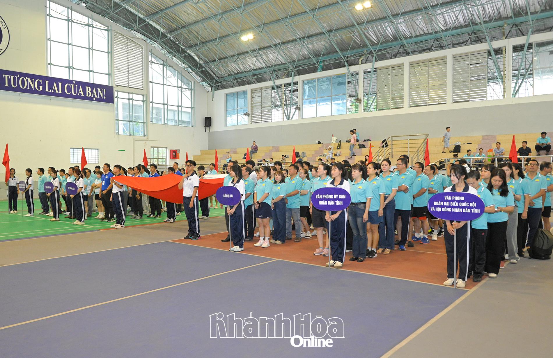 Các đoàn vận động viên tham gia hội thao.