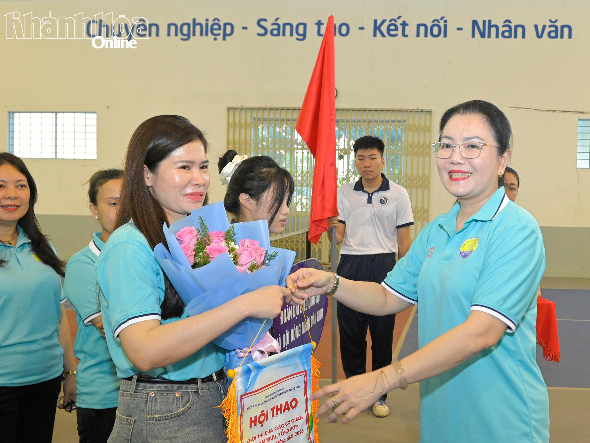 Đồng chí Phạm Thị Xuân Trang trao cờ lưu niệm cho đại diện các đoàn vận động viên tham gia hội thao.