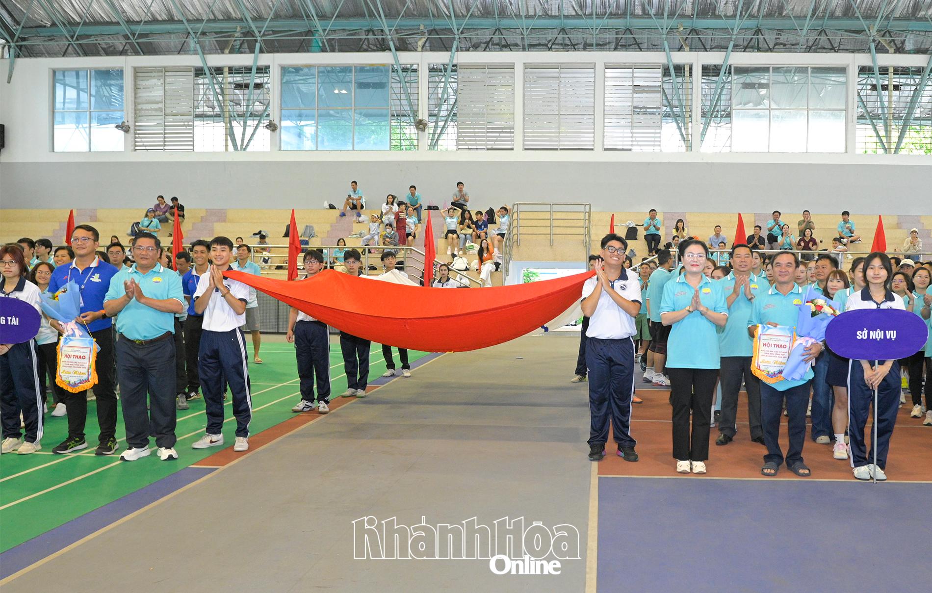 Ban tổ chức trao hoa và cờ lưu niệm cho các đoàn vận động viên tham gia hội thao.