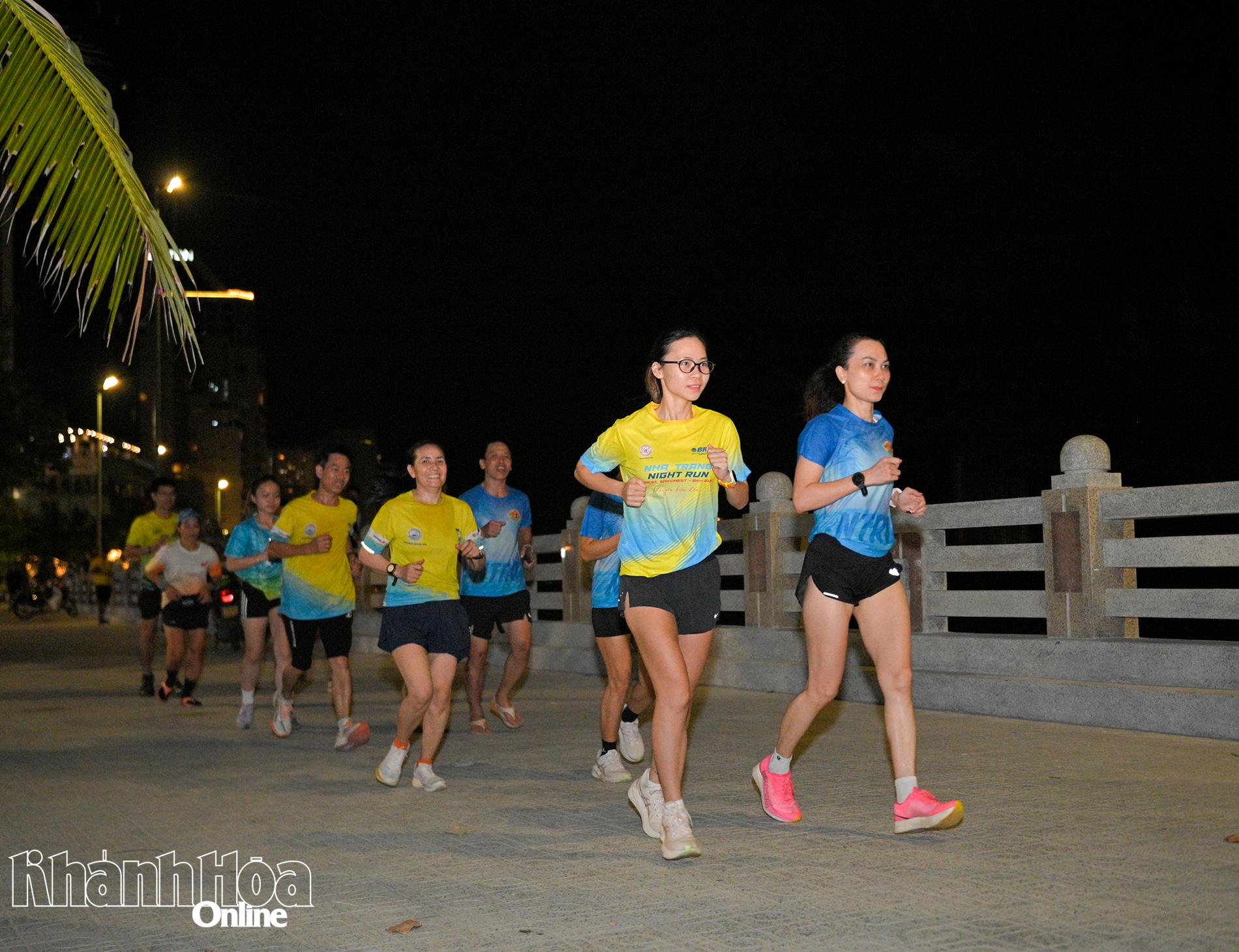 Các thành viên câu lạc bộ Nha Trang runner hào hứng tập luyện chạy đêm dọc tuyến đường biển Phạm Văn Đồng.