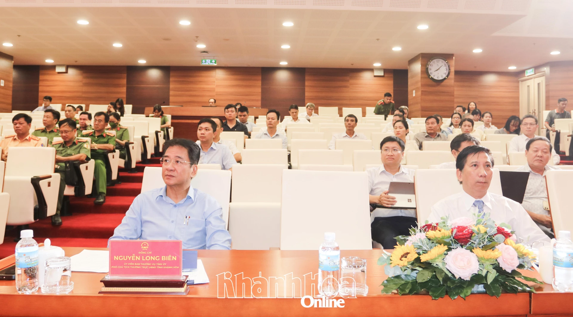 Đồng chí Nguyễn Long Biên cùng các đại biểu tham dự hội nghị.