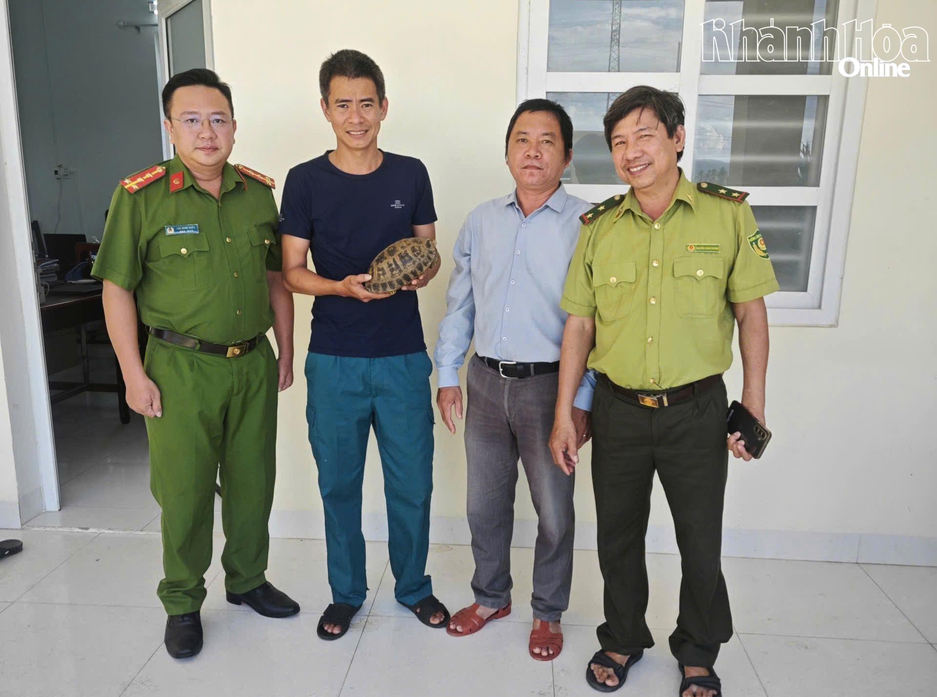 Anh Đỗ Viết Tuấn giao nộp cá thể rùa núi vàng cho Công an xã. 