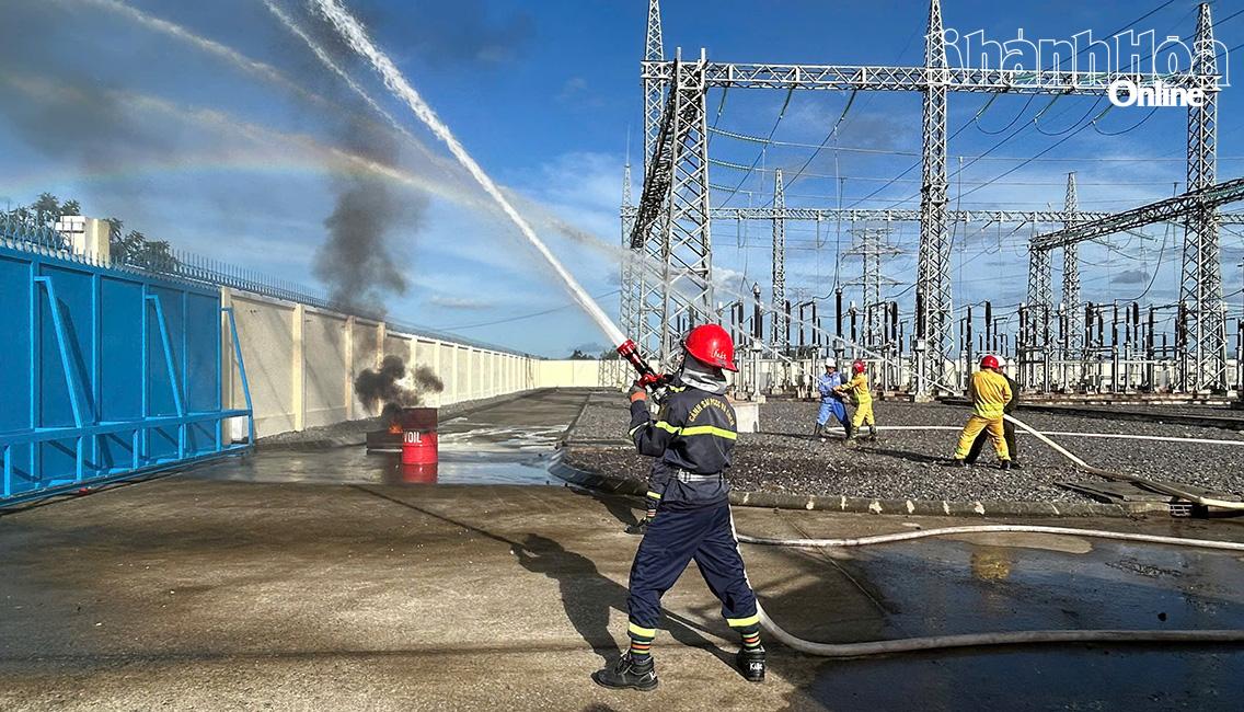 Các lực lượng phối hợp dập lửa trong tình huống giả định.