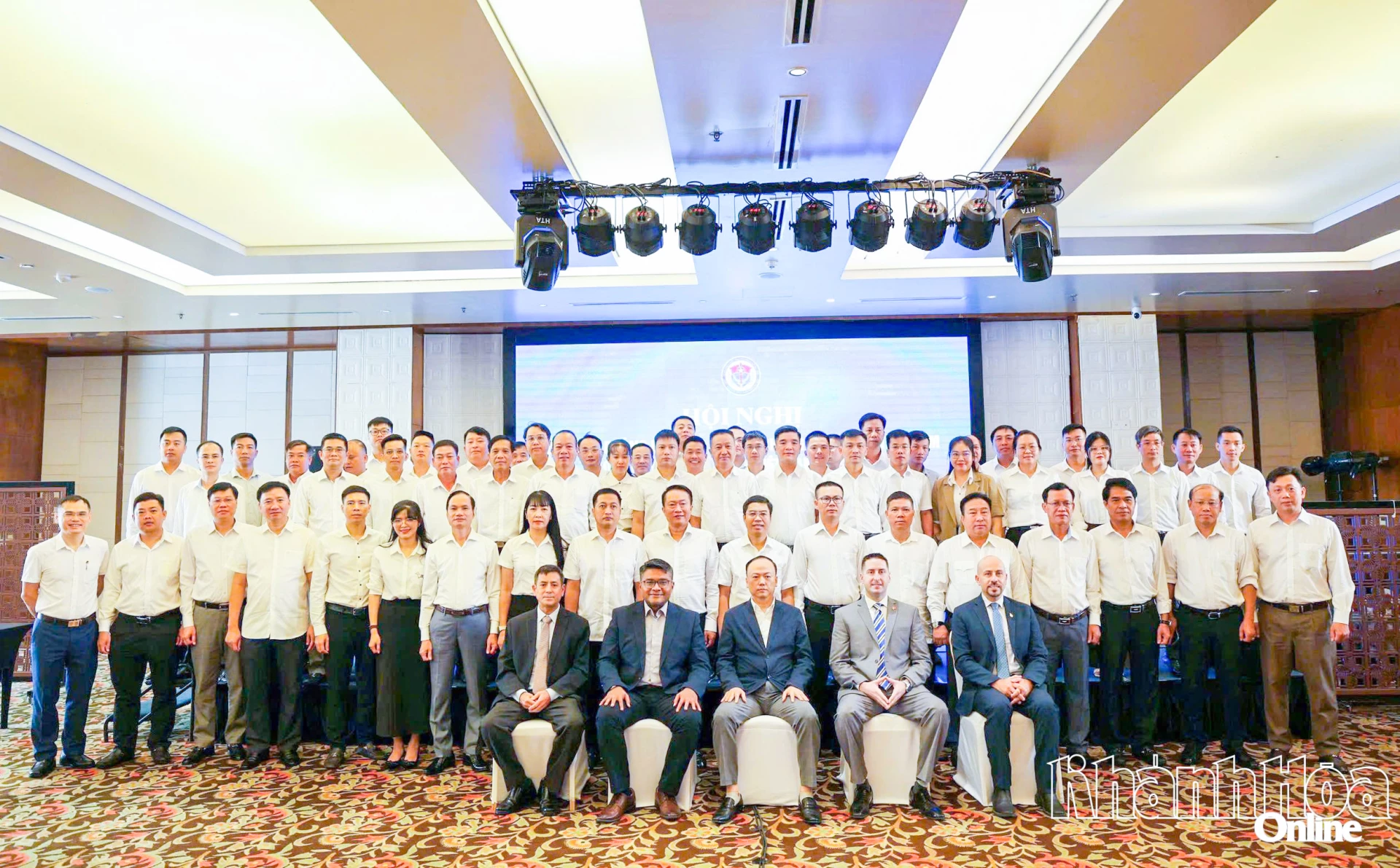 Các đại biểu chụp hình lưu niệm.
