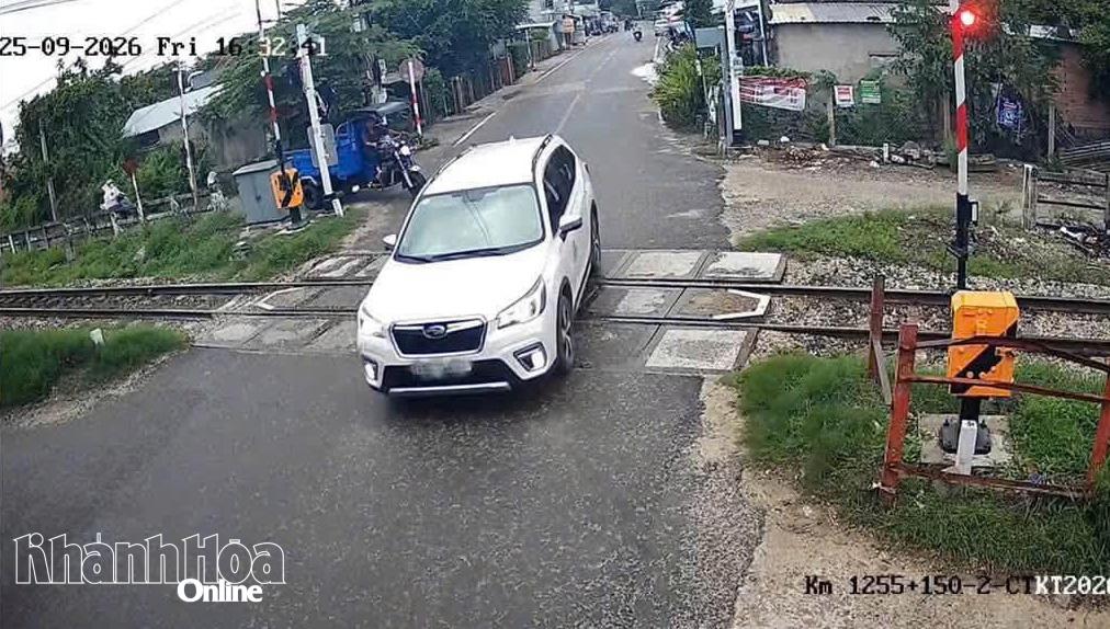 Ông D.Q.T điều khiển xe ô tô con biển kiểm soát 79A-25xxx vượt đường ngang khi đèn đỏ đã bật sáng.