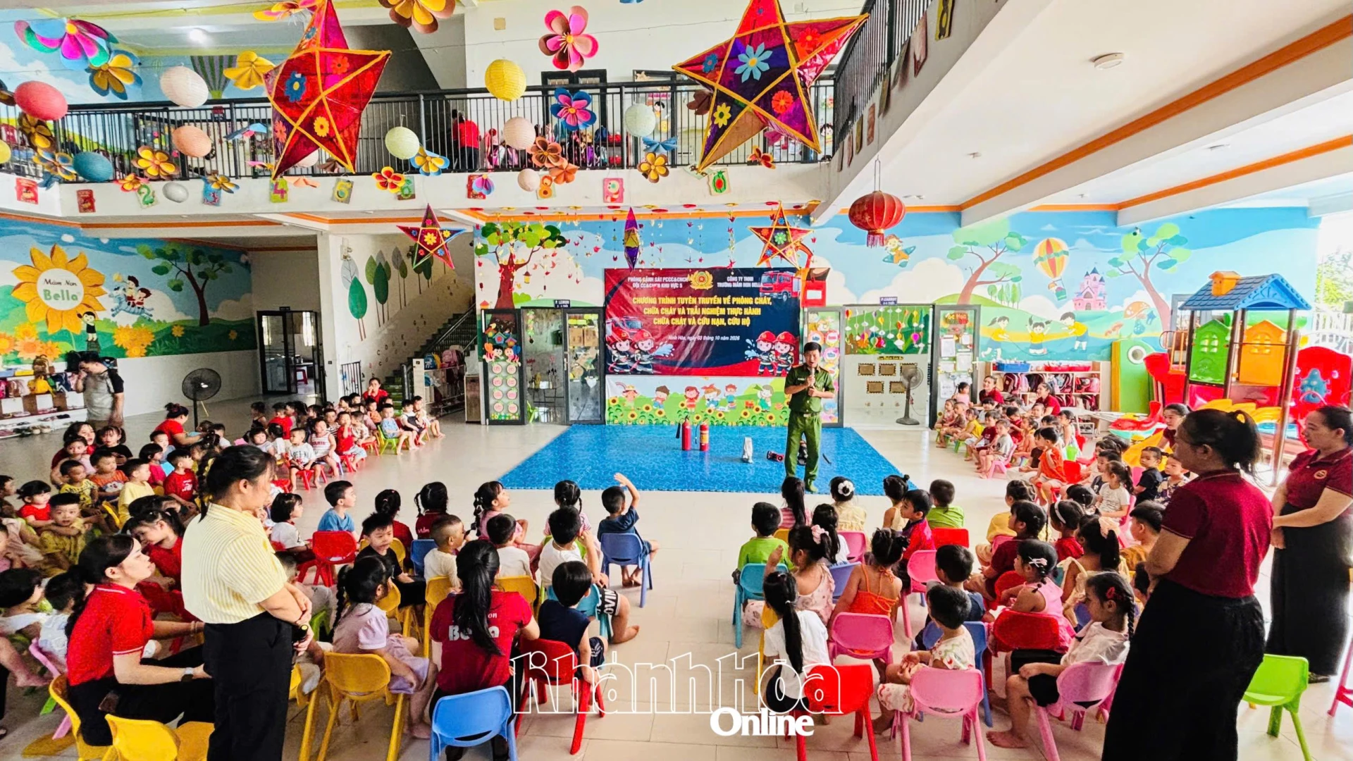 Các giáo viên và học sinh được cán bộ Đội chữa cháy và cứu nạn, cứu hộ phổ biến những kiến thức cơ bản về phòng cháy chữa cháy.