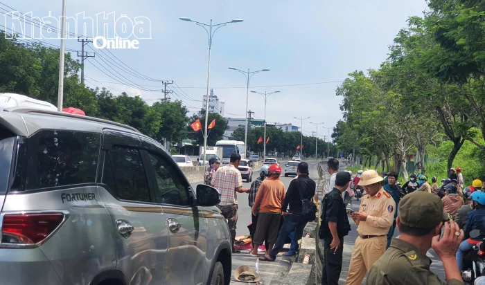 Xe ô tô va chạm với người đẩy xe rùa, 1 người tử vong