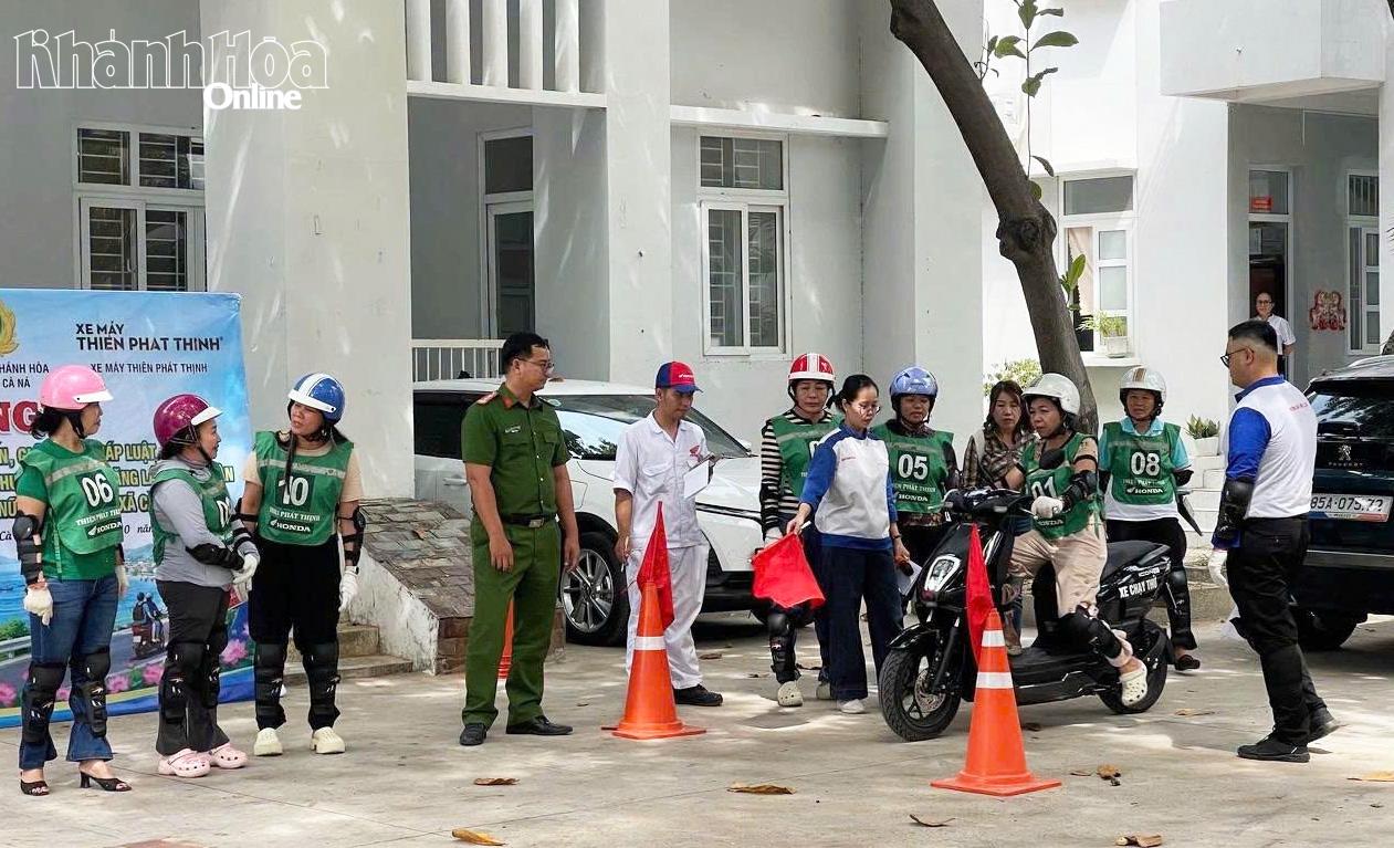 Các hội viên được hướng dẫn lái xe an toàn.