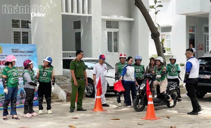 100 cán bộ, hội viên phụ nữ xã Cà Ná được tuyên truyền an toàn giao thông
