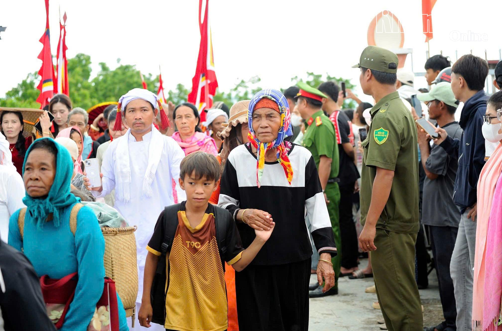 Lực lượng chức năng đảm bảo an ninh, trật tự phục vụ đồng bào Chăm tham gia Lễ hội tại tháp Pô rô mê.