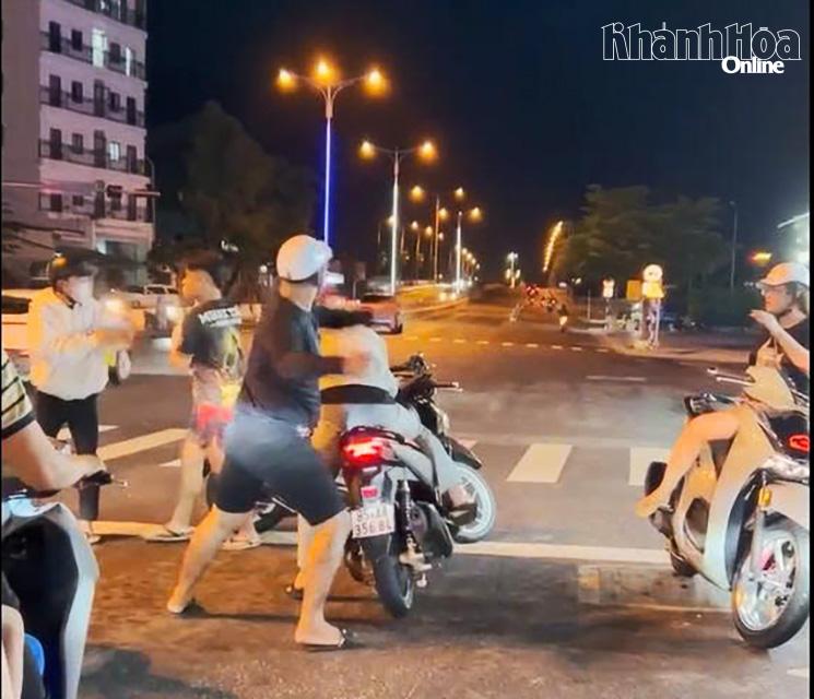 Nam thanh niên đã vung tay hành hung người ngồi trên xe máy trên đường đêm.