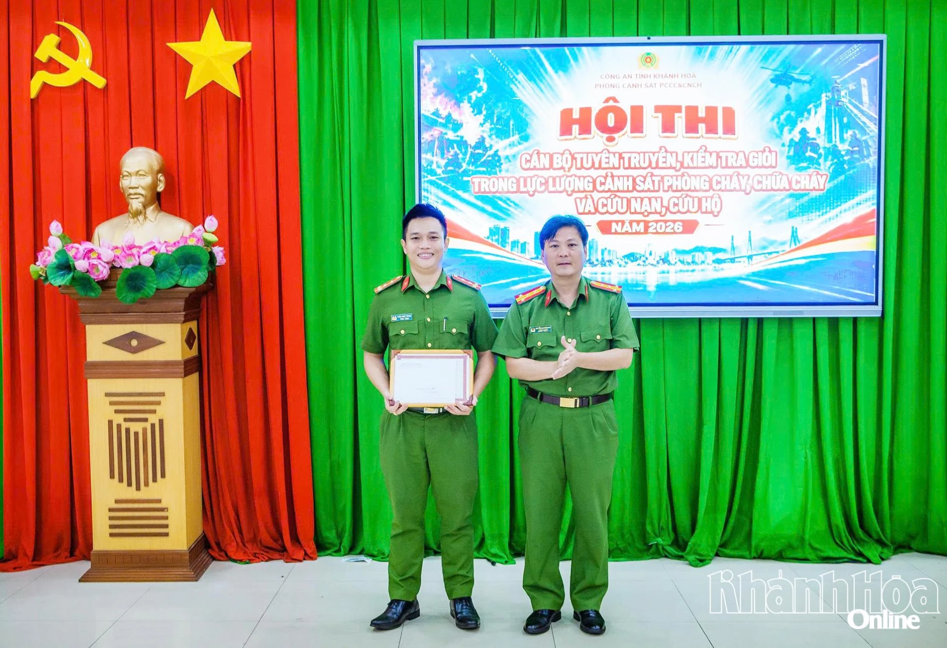 Ban tổ chức trao giải nhất cho Đội Công tác phòng cháy.