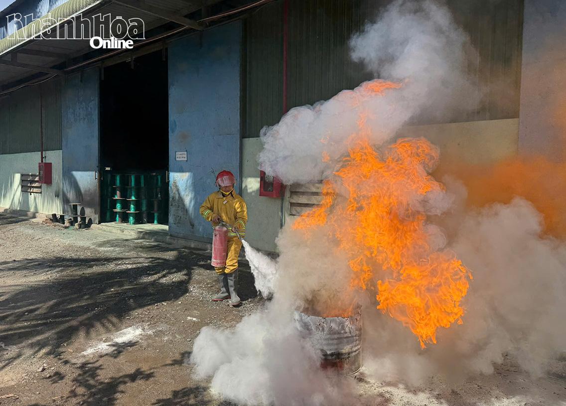 Lực lượng chữa cháy cơ sở sử dụng bình chữa cháy xách tay dập lửa trong tình huống giả định.