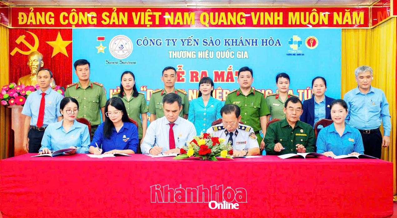 Lãnh đạo Công ty TNHH Nhà nước Một thành viên Yến sào Khánh Hòa ký cam kết thực hiện mô hình Doanh nghiệp không ma túy. Ảnh: THÀNH LONG