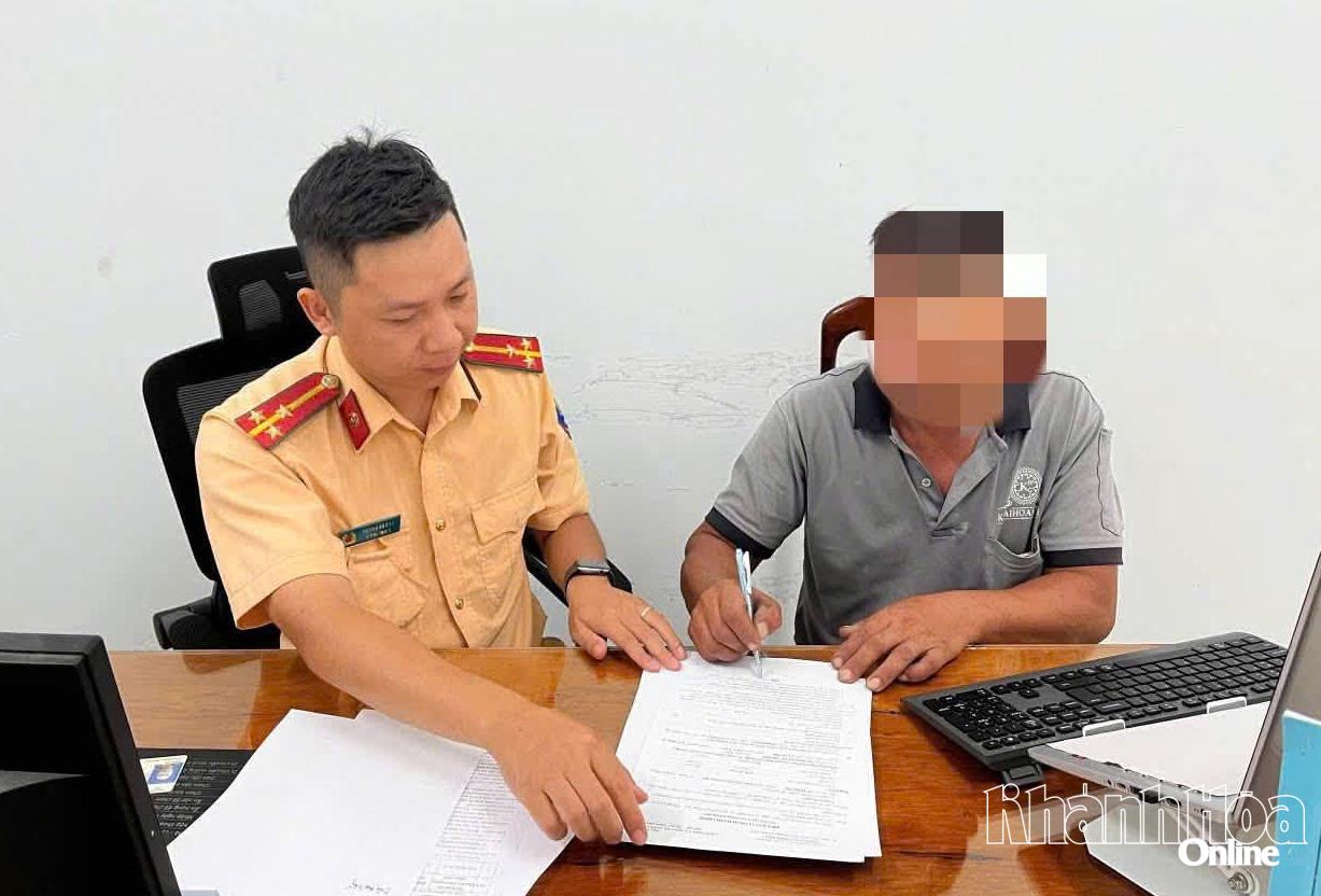 Trạm Cảnh sát giao thông Ninh Hoà đã lập biên bản xử phạt ông.