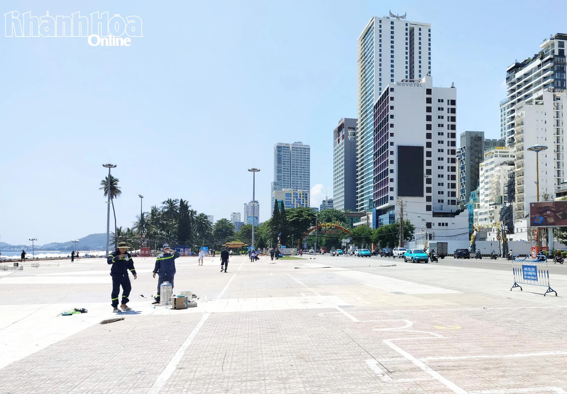 Cán bộ chiến sĩ Phòng Cảnh sát PCCC và CNCH chuẩn bị sân bãi phục vụ nội dung thi thực hành tại Quảng trường 2-4.