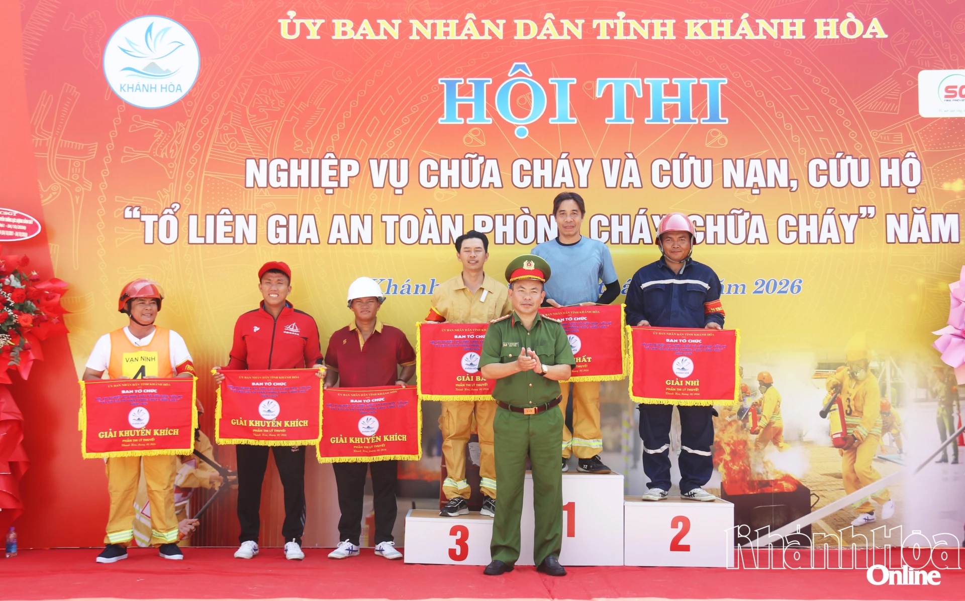 Đại tá Lê Quang Đồng trao giải cho các đội có thành tích cao tại phần thi lý thuyết.