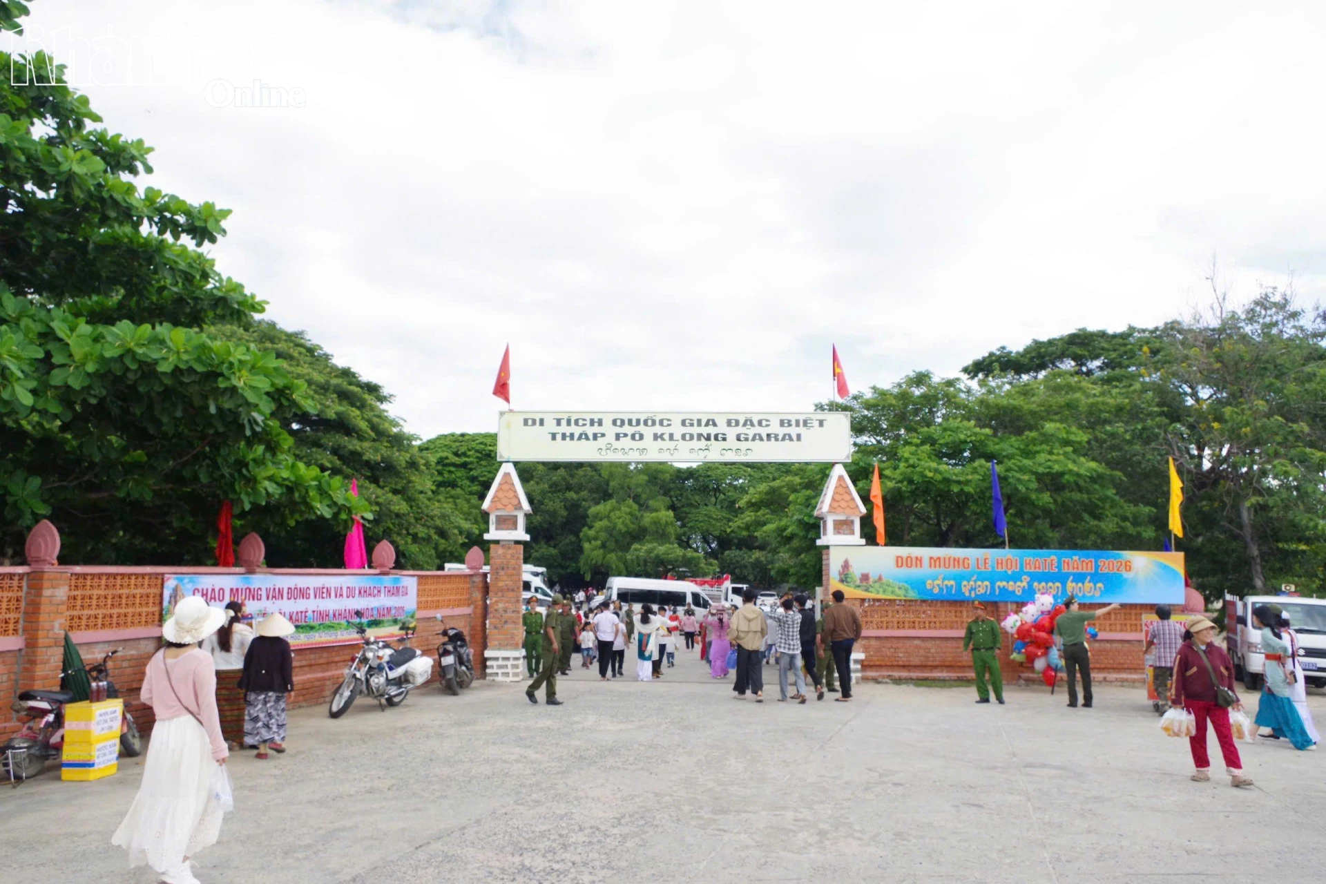 Lực lượng chức năng bảo đảm an ninh, trật tự phục vụ lễ hội tại cụm tháp Pô Klong Garai.