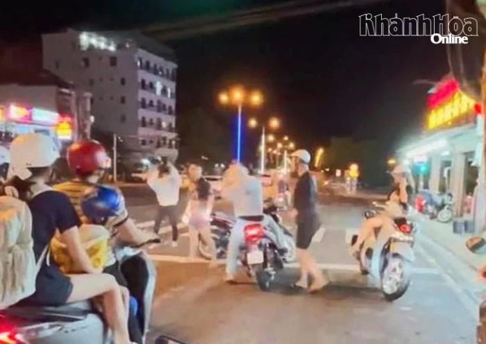 Công an phường Nam Nha Trang đưa 2 thanh niên ẩu đả giữa ngã tư đông người về làm việc