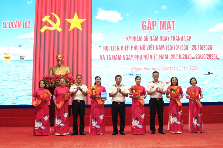 Thủ trưởng Lữ đoàn tặng hoa chúc mừng