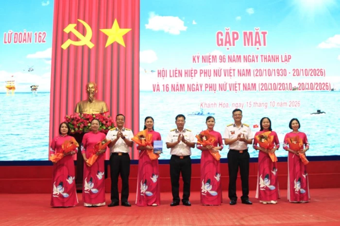 Lữ đoàn 162 gặp mặt cán bộ, hội viên phụ nữ nhân dịp 20-10