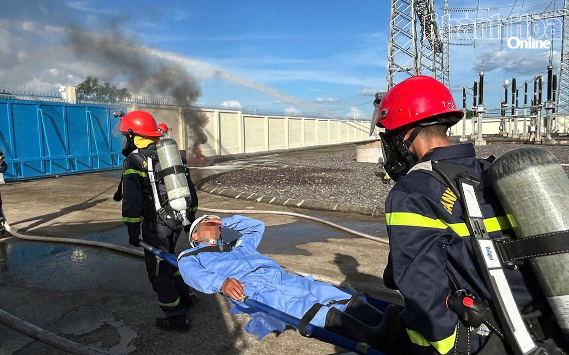 Các chiến sĩ chữa cháy chuyên nghiệp đưa một nạn nhân ra khỏi khu vực nguy hiểm.