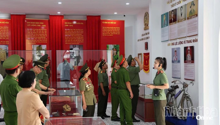 Vận động hiến tặng tài liệu, hiện vật lịch sử cho Bảo tàng Công an tỉnh Khánh Hòa