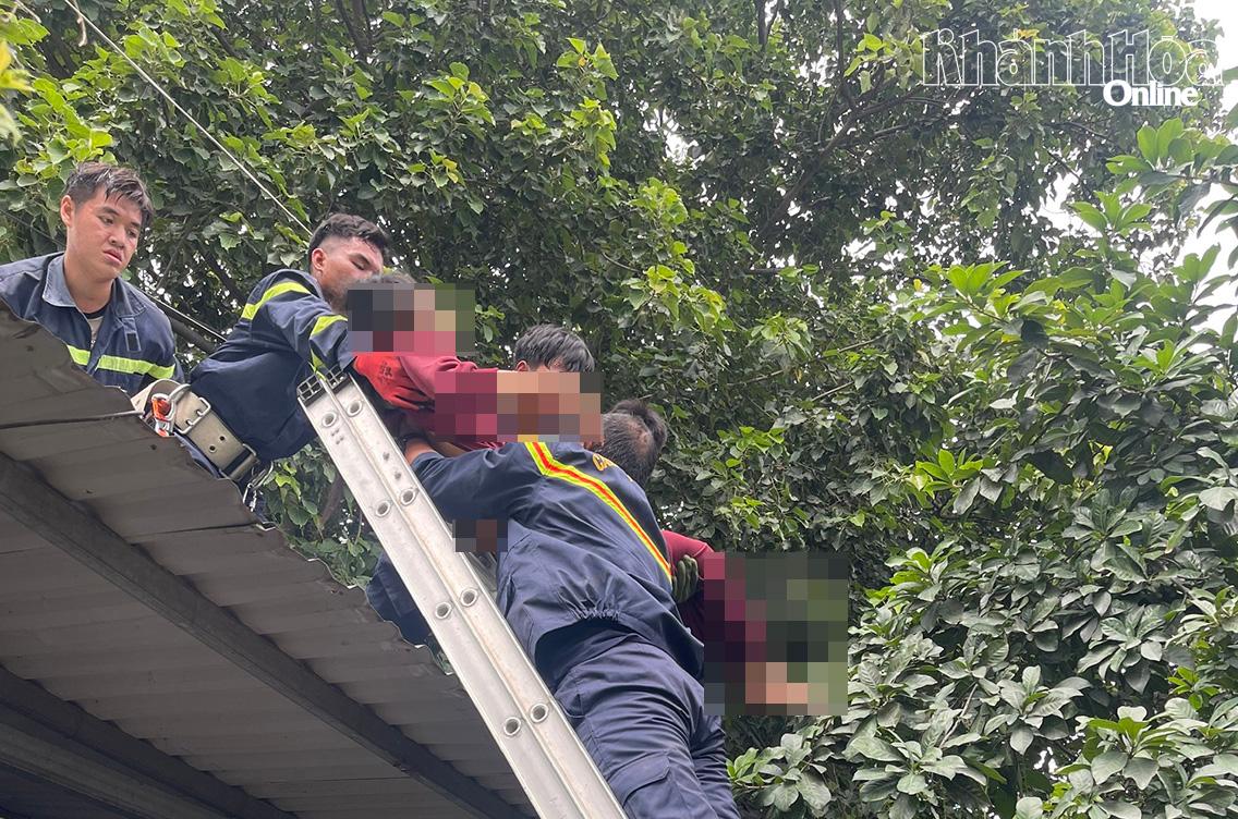 Các chiến sĩ đưa người bị nạn xuống đất an toàn.
