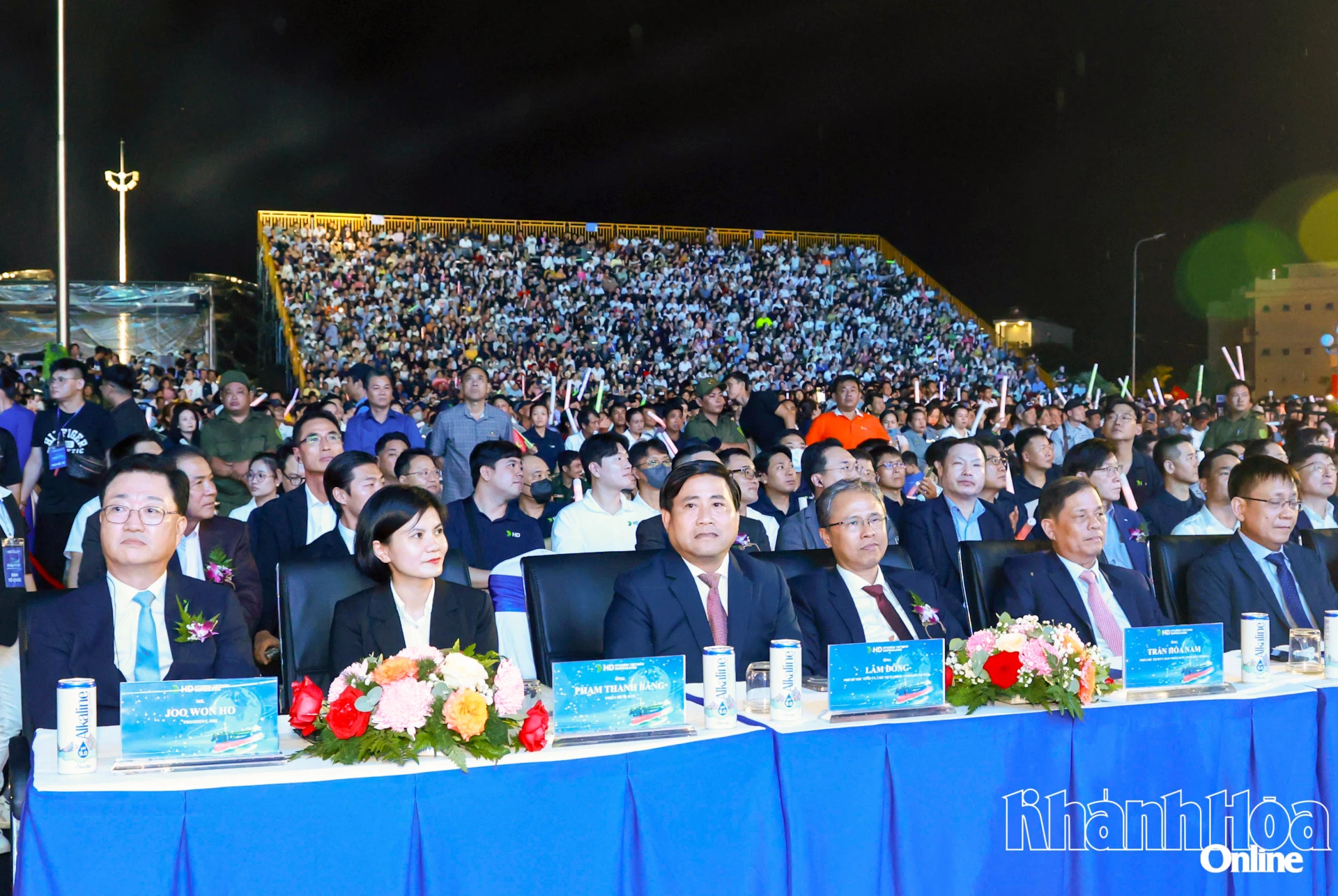 Các đồng chí: Lâm Đông, Trần Hòa Nam, Nguyễn Tấn Tuân và đại biểu tham dự lễ kỷ niệm.